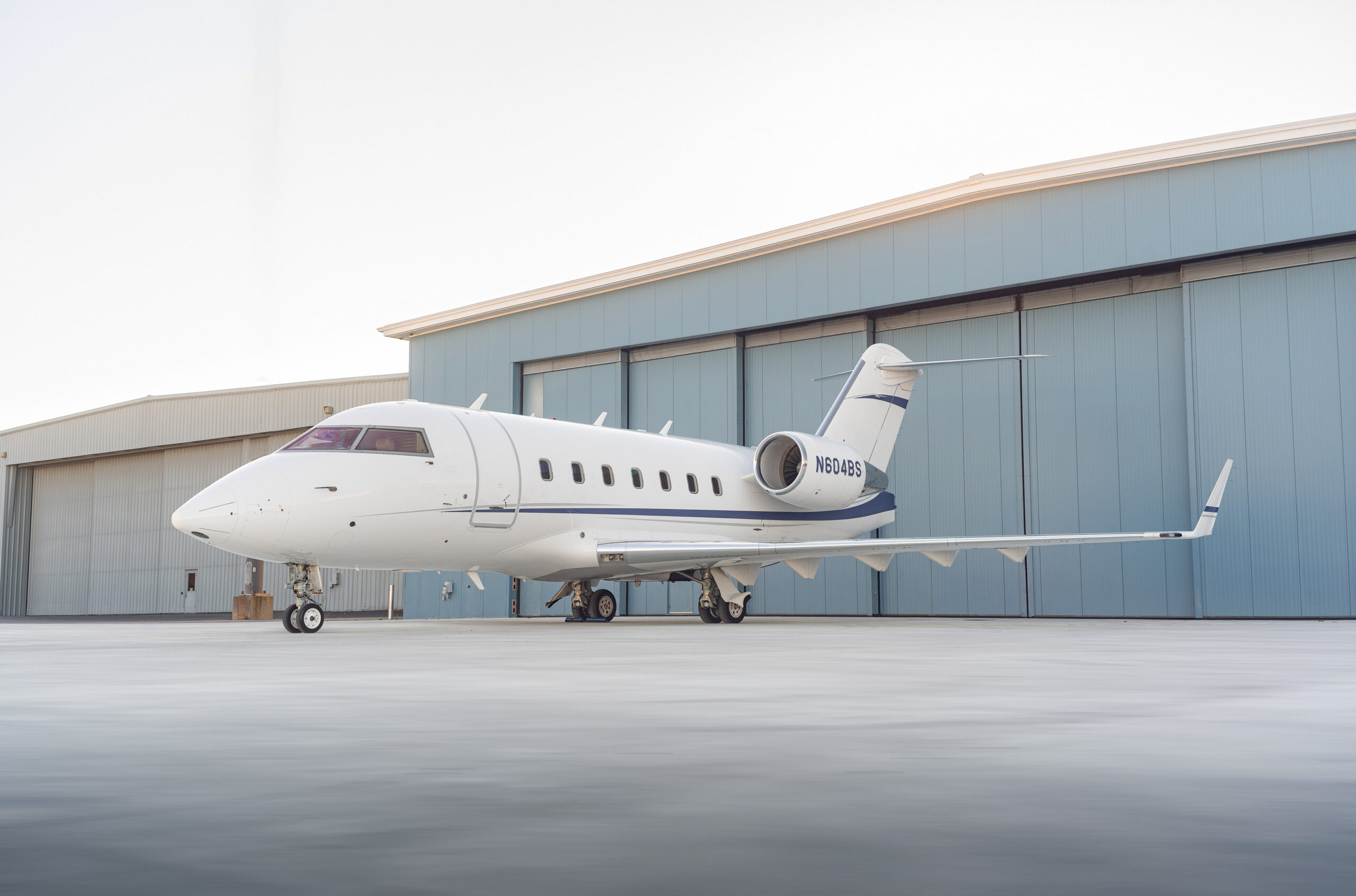2003 Bombardier Challenger 604 for sale 2560x1700