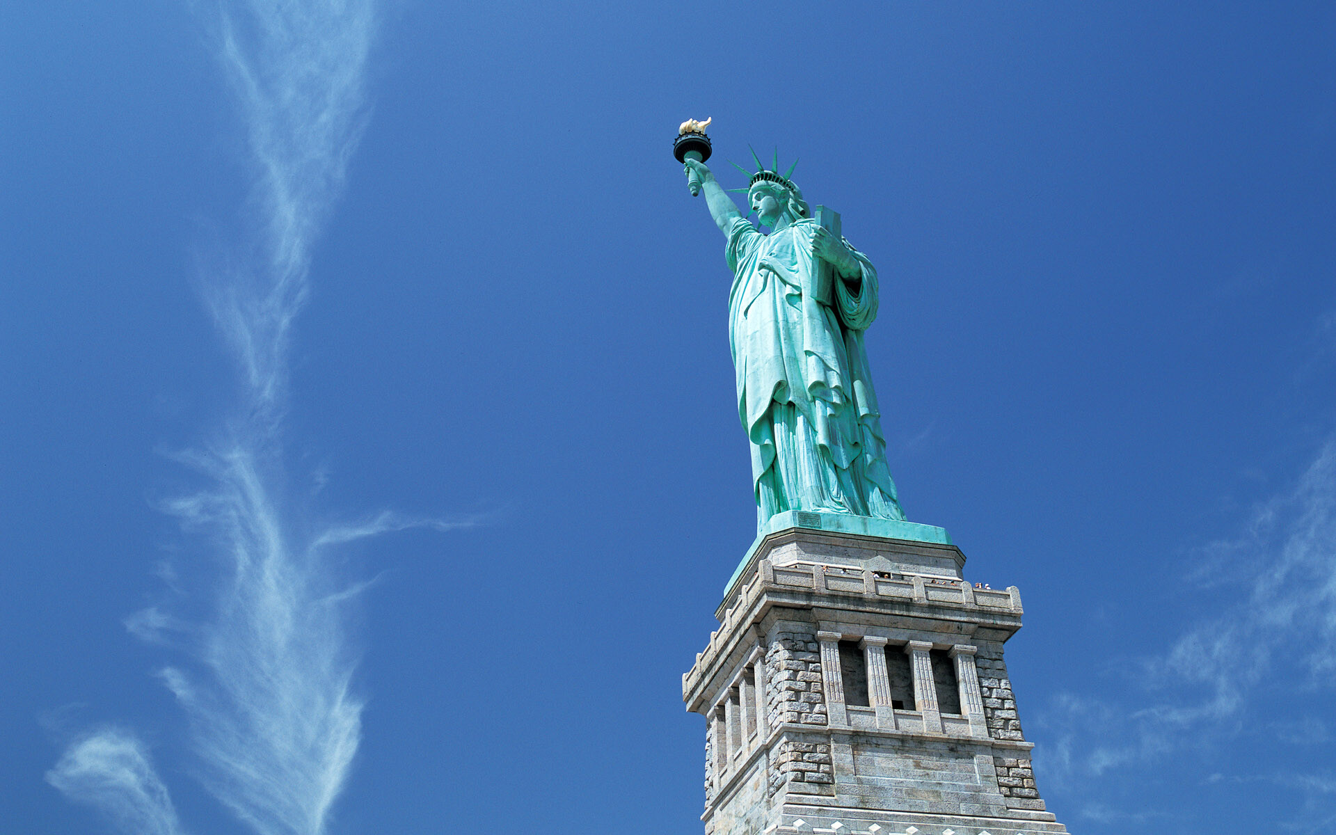 Statue of Liberty USA, Majestic skyline backdrop, Iconic and awe-inspiring, 1920x1200 HD Desktop