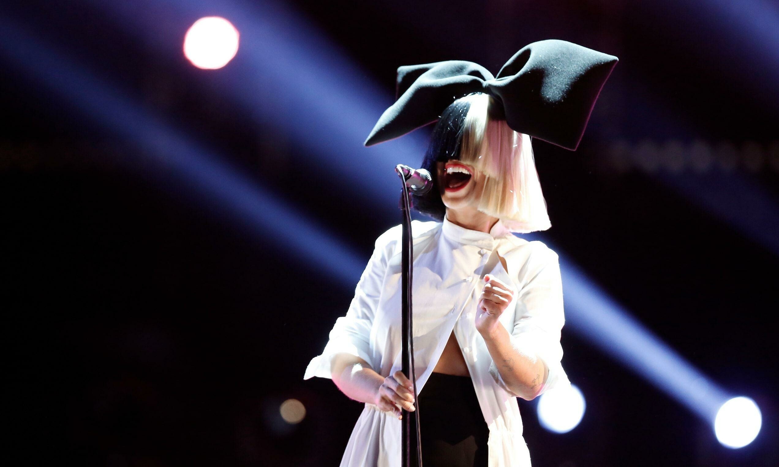 Sia: Started her career as a singer in the acid jazz band Crisp in the mid-1990s. 2550x1530 HD Wallpaper.