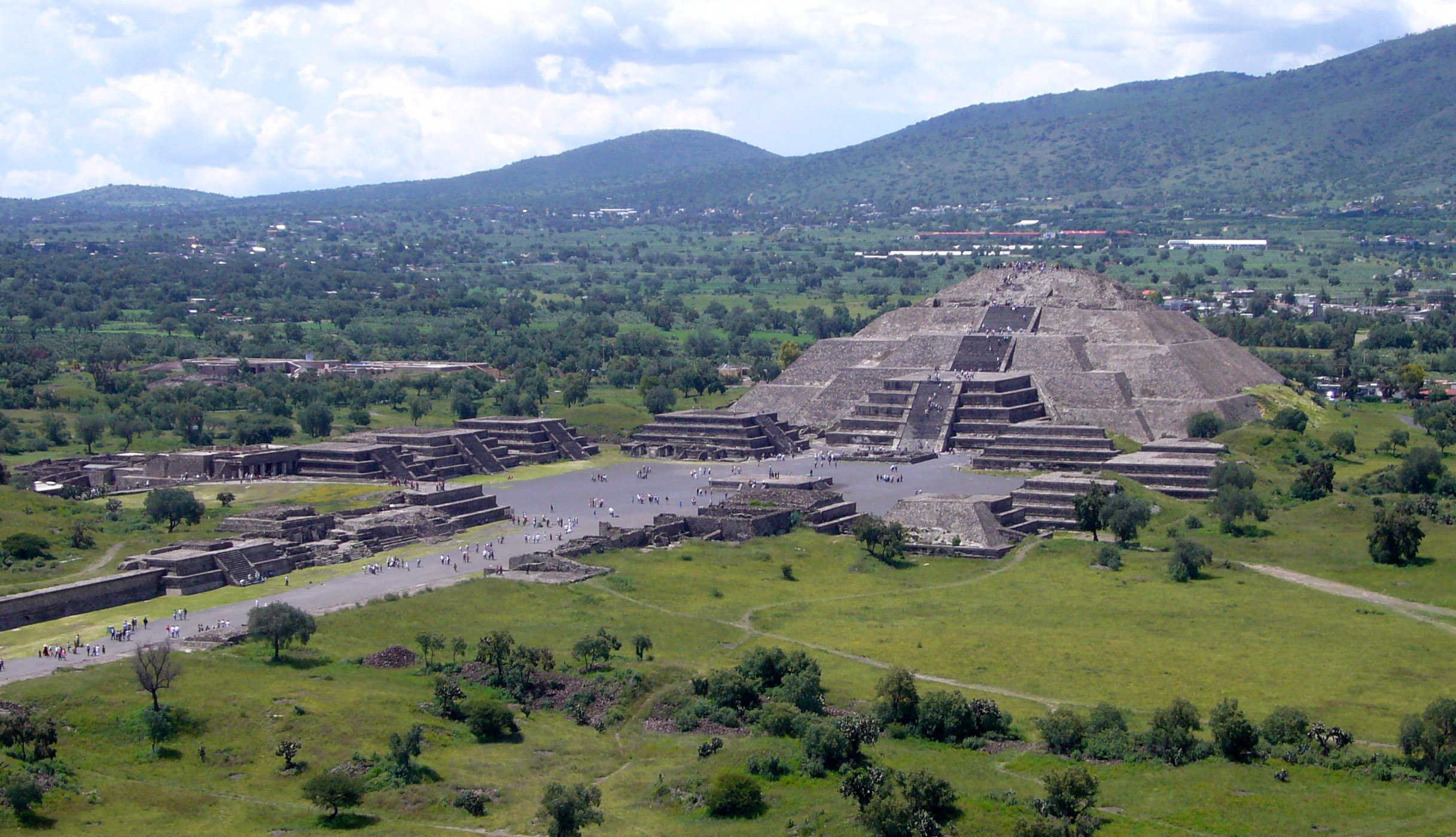 Atemberaubender Blick auf die Mondpyramide von Teotihuacan, 2440x1400 HD Desktop