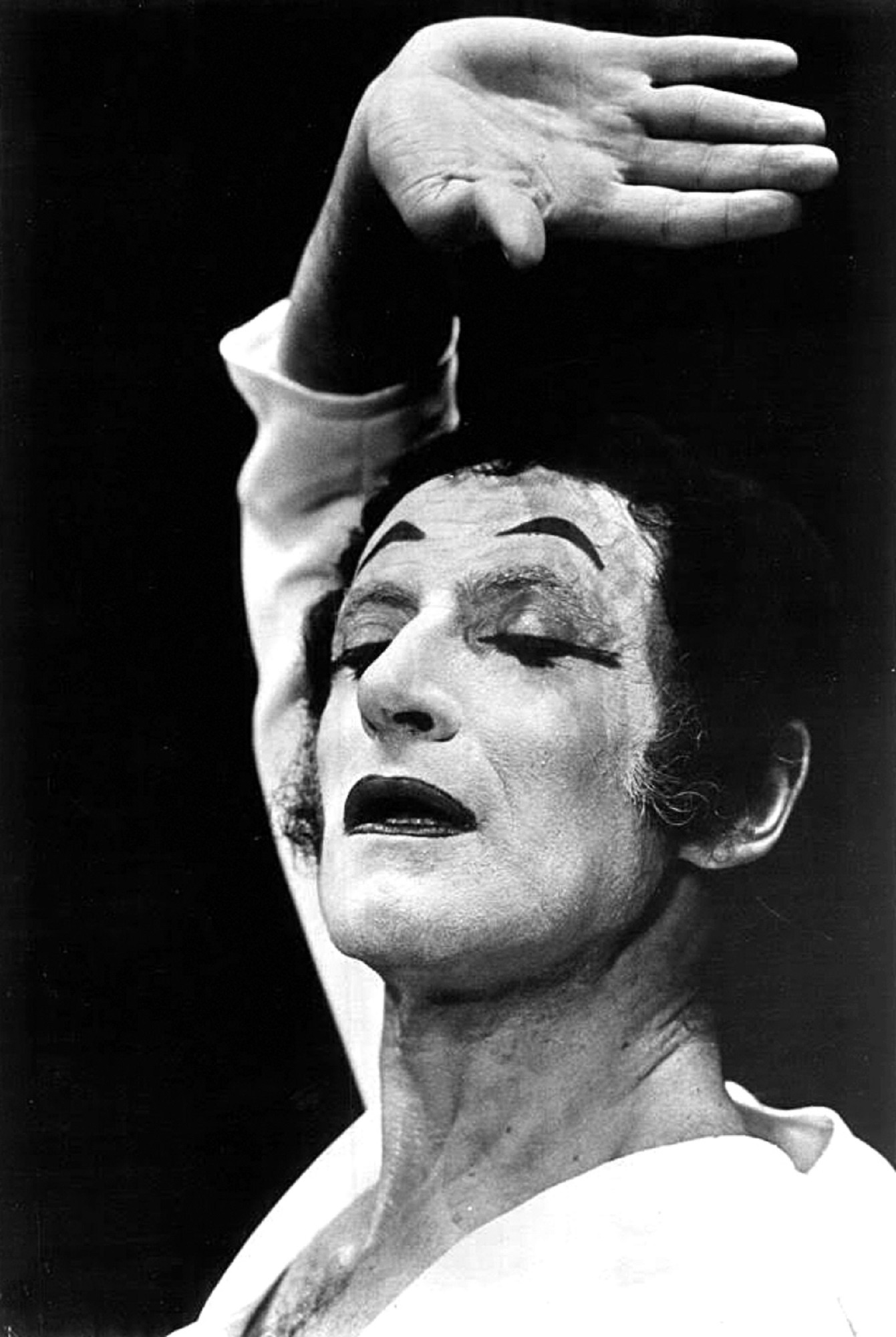 Marcel Marceau: Hand, Black and white, Performer, Facial expression, French, Famous, Entertainment, Actor, Mime, Monochrome, Art of Silence, Bip the Clown. 1350x2000 HD Background.