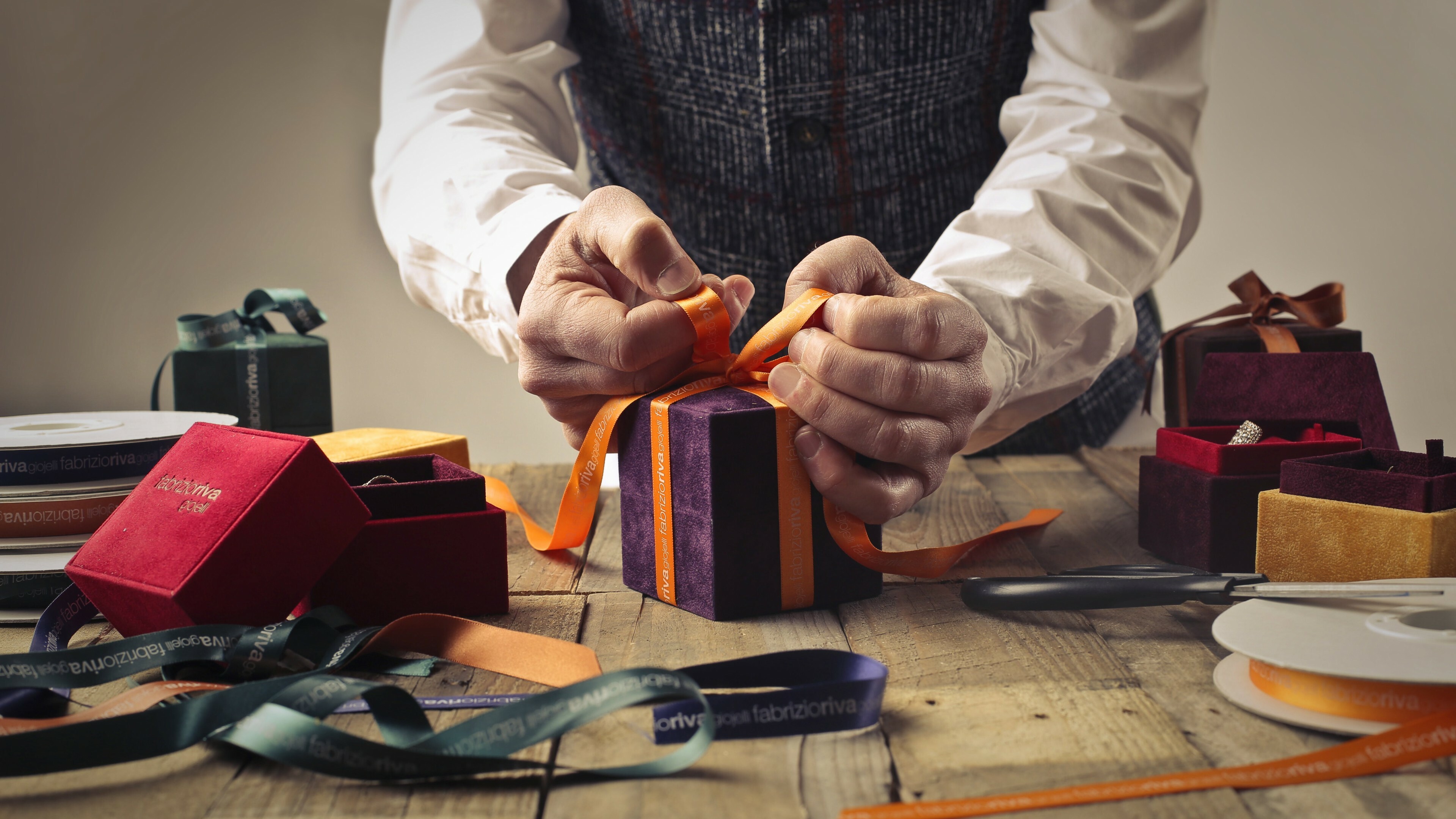 Person tying, Ribbon, Purple gift box, 3840x2160 4K Desktop