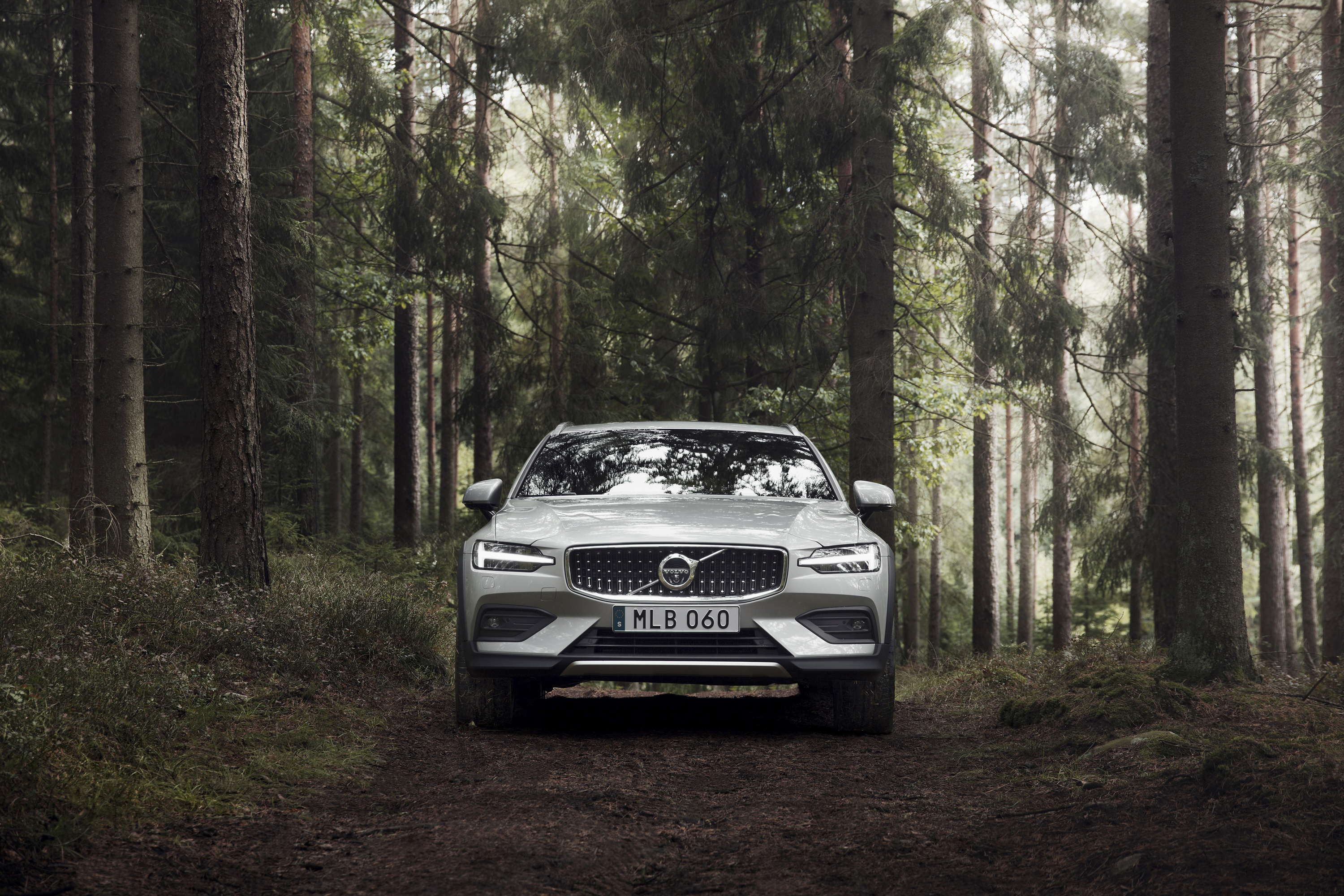 Volvo V60 Cross Country, Front view wallpapers, Stylish and practical, 3000x2000 HD Desktop