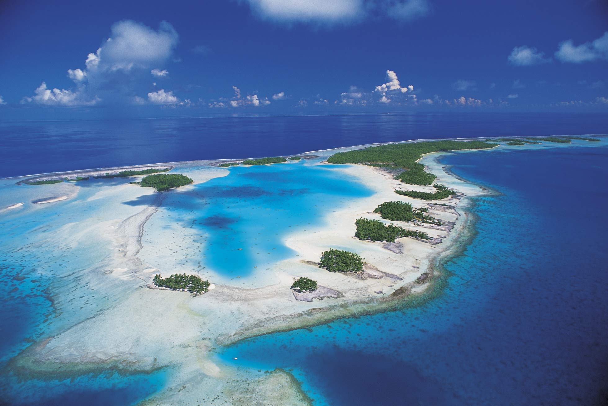 Барьерные острова. Атолл коралловый остров. Остров в архипелаге Туамоту. Коралловый остров Туамоту. Атоллы Австралии.
