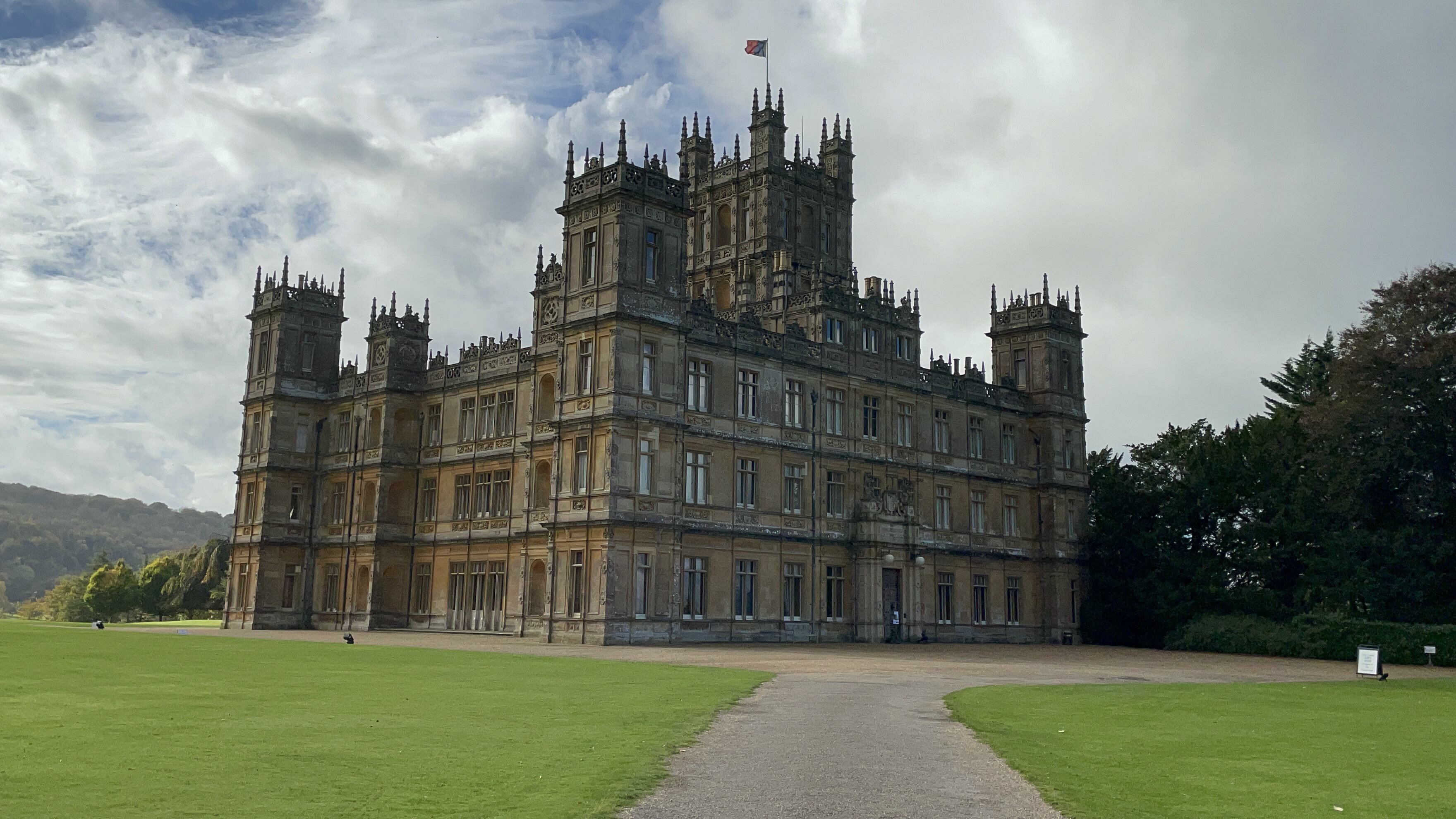 Downton Abbey: The series first aired in the United Kingdom on ITV on 26 September 2010. 3520x1980 HD Wallpaper.
