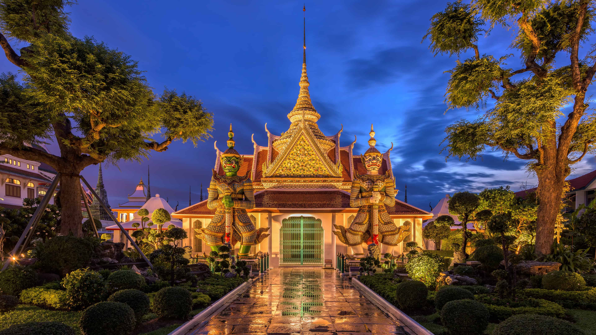 Bangkok: Wat Arun, Buddhist temple, Thailand. 1920x1080 Full HD Background.