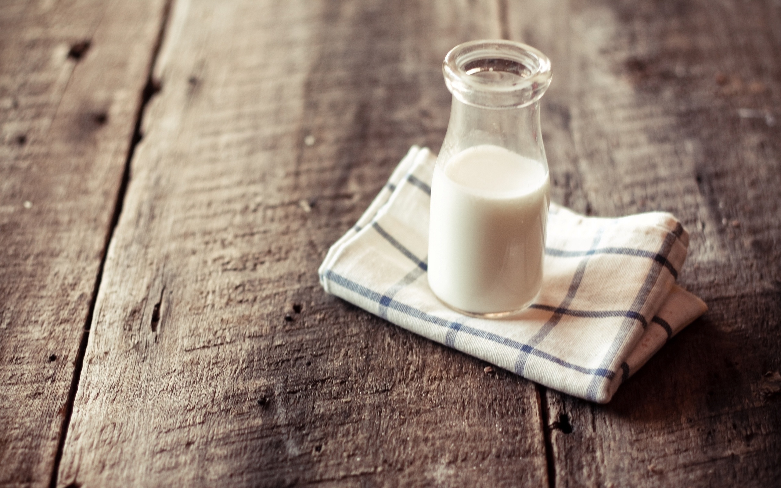 Milk: An emulsion of fat and protein in water, Natural food. 2560x1600 HD Wallpaper.