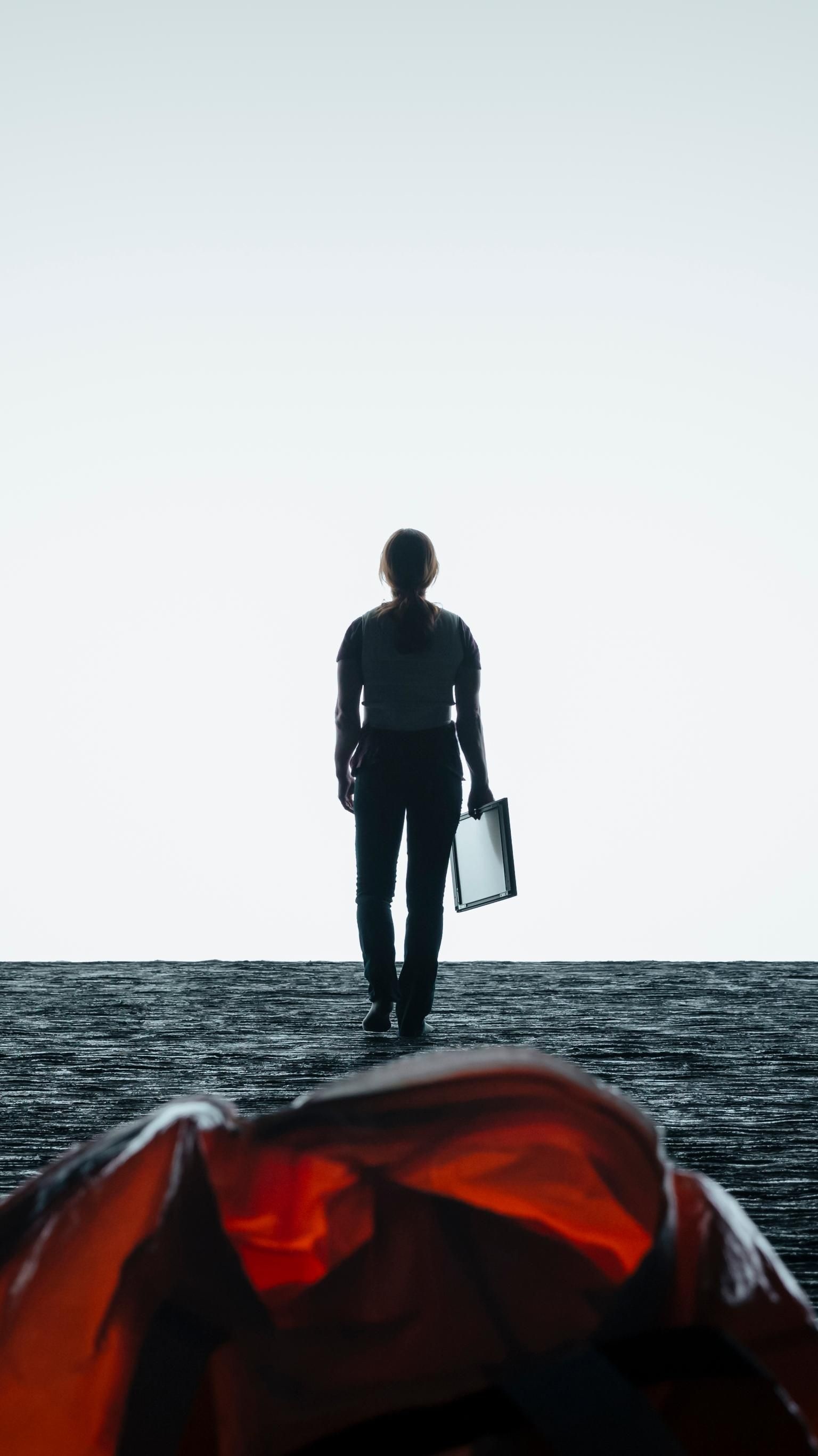 Arrival (Movie): The film explores communication with an extraterrestrial intelligence and is based on Story of Your Life, the 1998 short story by Ted Chiang. 1540x2740 HD Background.