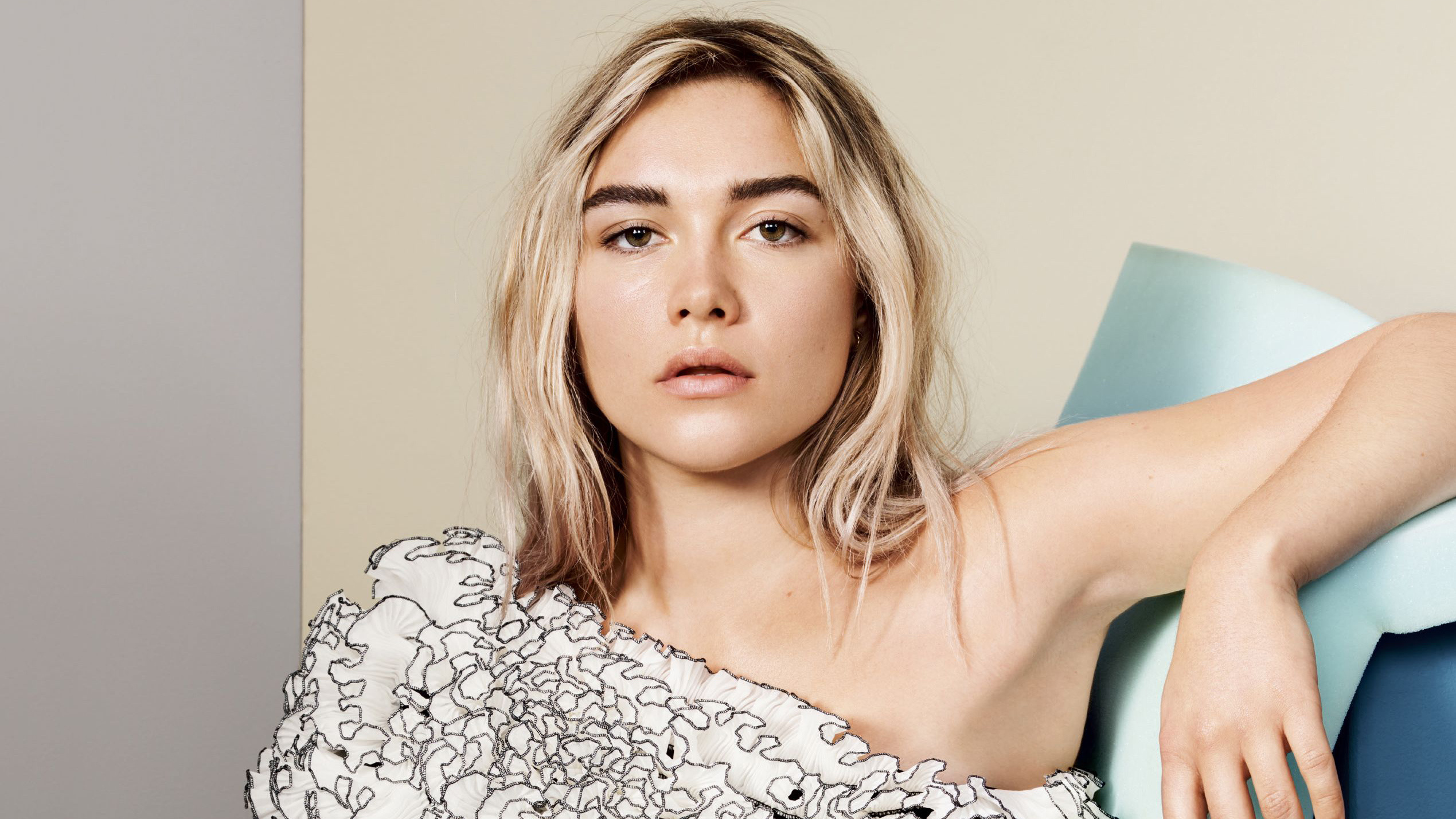 Florence Pugh wallpaper, Celebrity admiration, Aesthetic appeal, Personalized device background, 2540x1430 HD Desktop