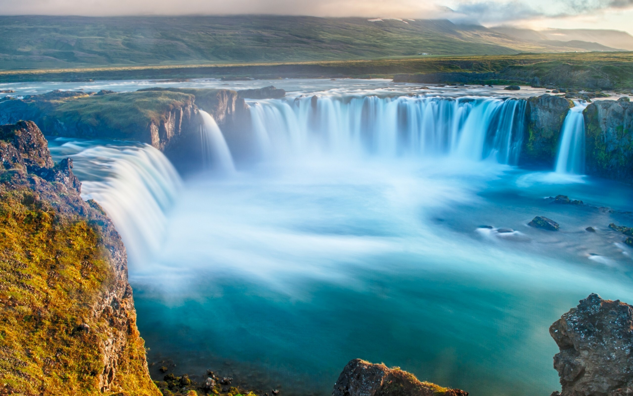 Waterfall: Godafoss, Northern Iceland, Sprengisandur. 2560x1600 HD Wallpaper.