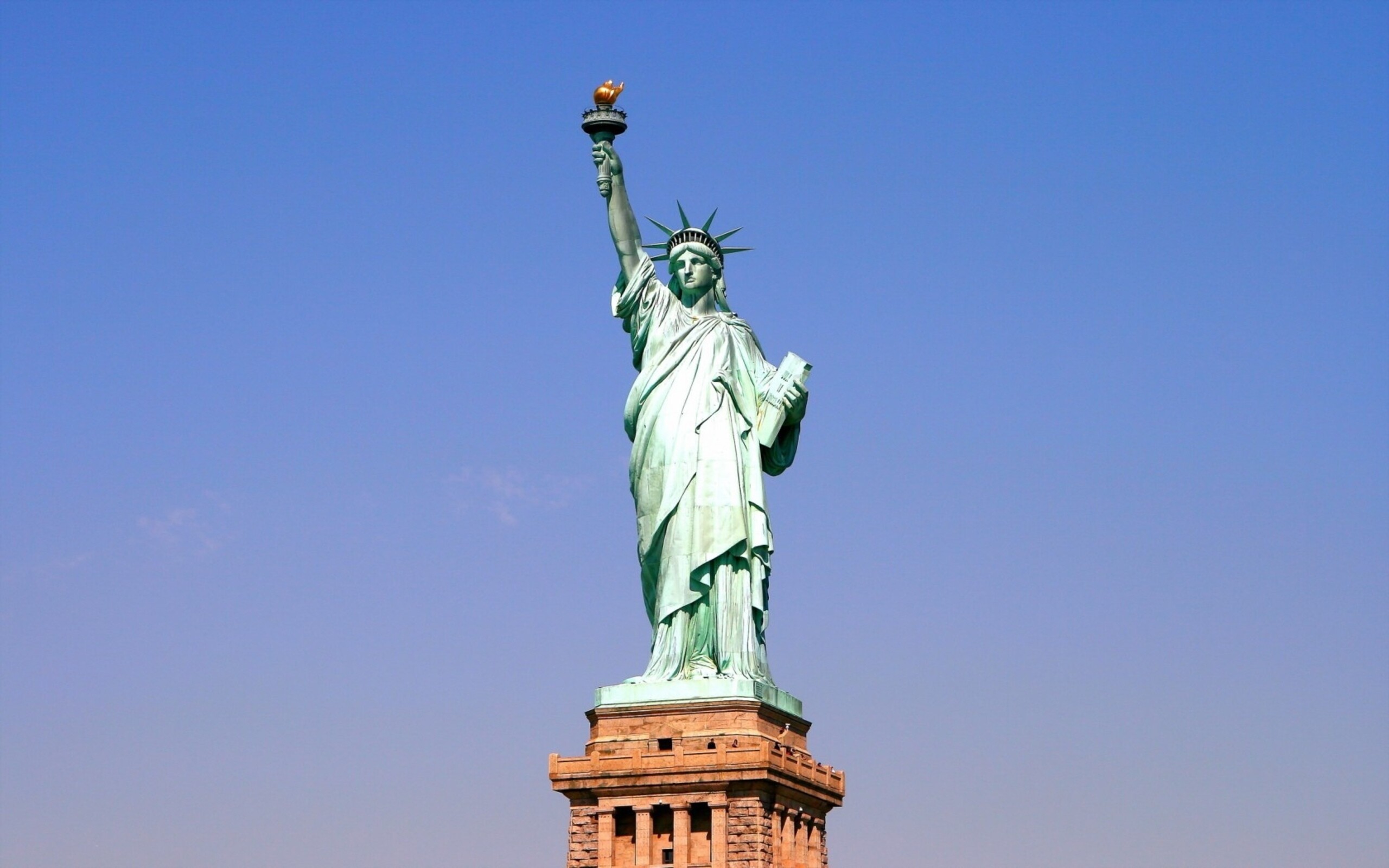 Statue of Liberty: The copper statue, A gift from the people of France, USA. 2560x1600 HD Background.