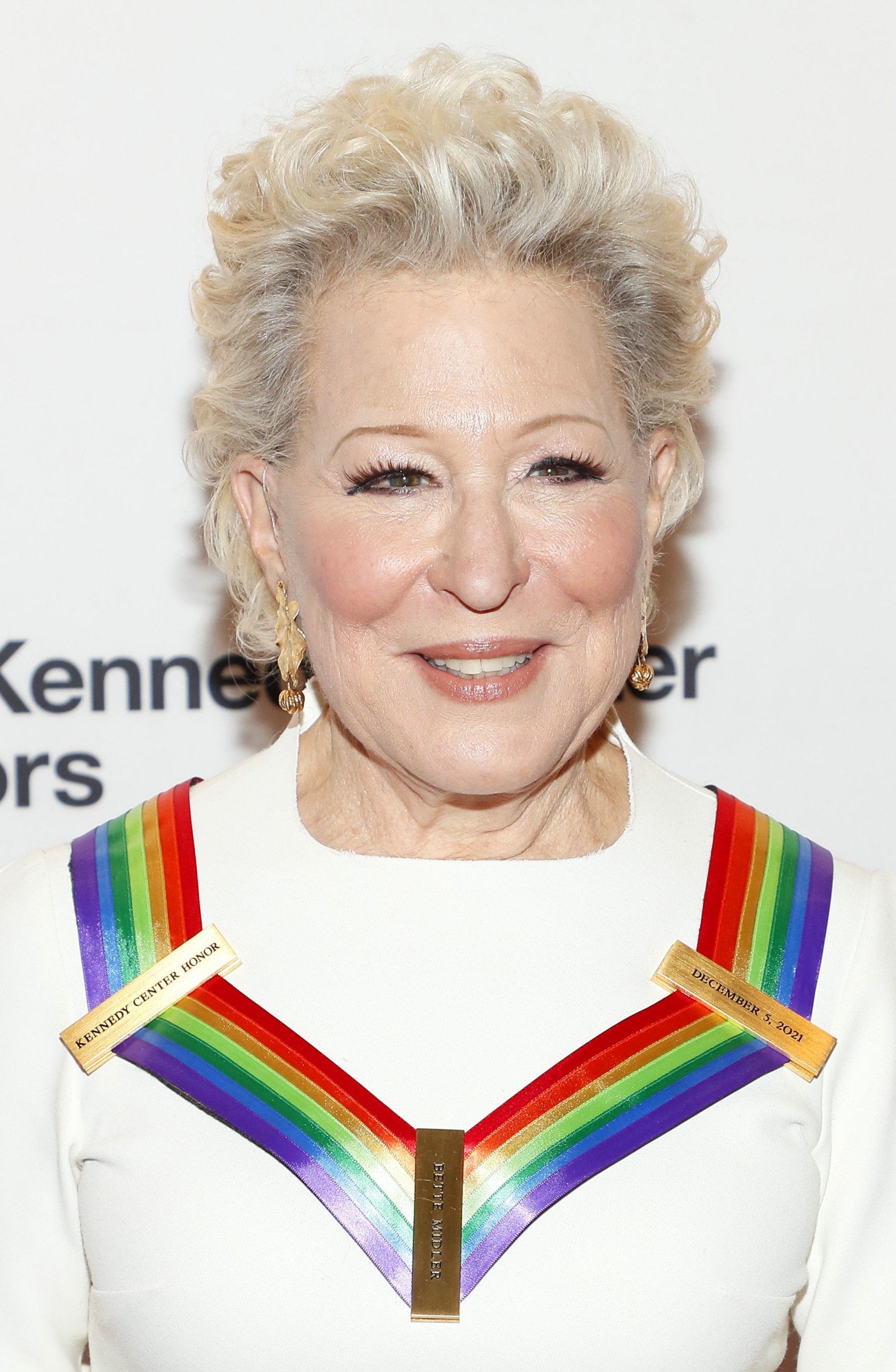 Bette Midler, Iconic actress, Social media comment, Controversial tweet, 1640x2500 HD Phone