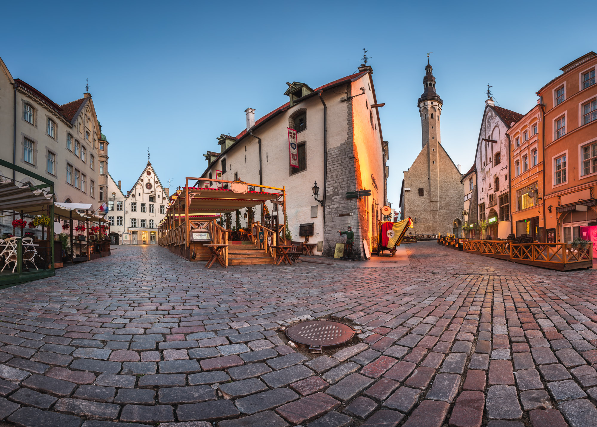 Das Rathaus und das Restaurant Olde Hansa in Tallinn, 2000x1440 HD Desktop