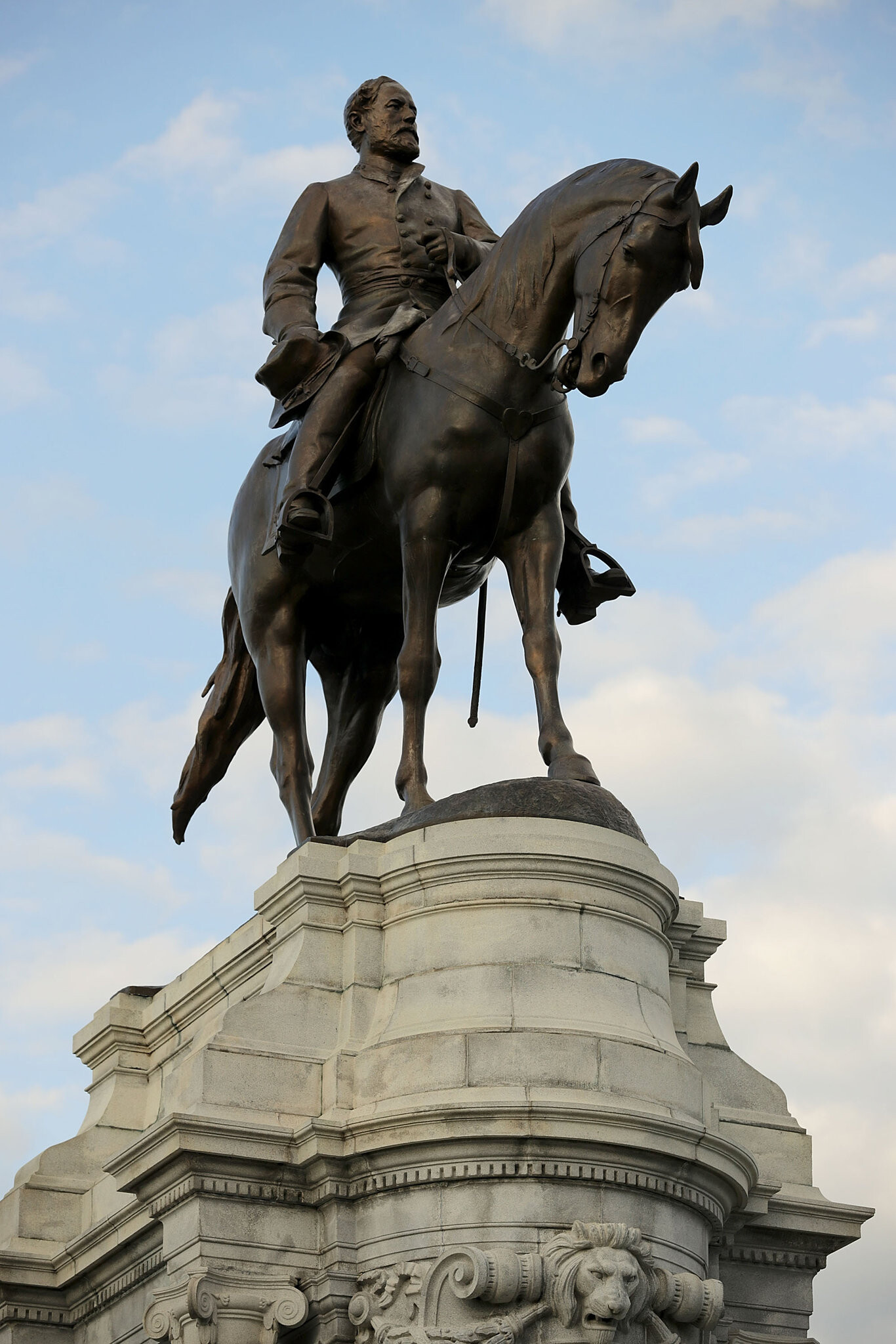 General Lee (Robert Edward): Richmond's statue of Confederate General Robert E. Lee, Statues commemorating controversial historical figures. 1370x2050 HD Wallpaper.