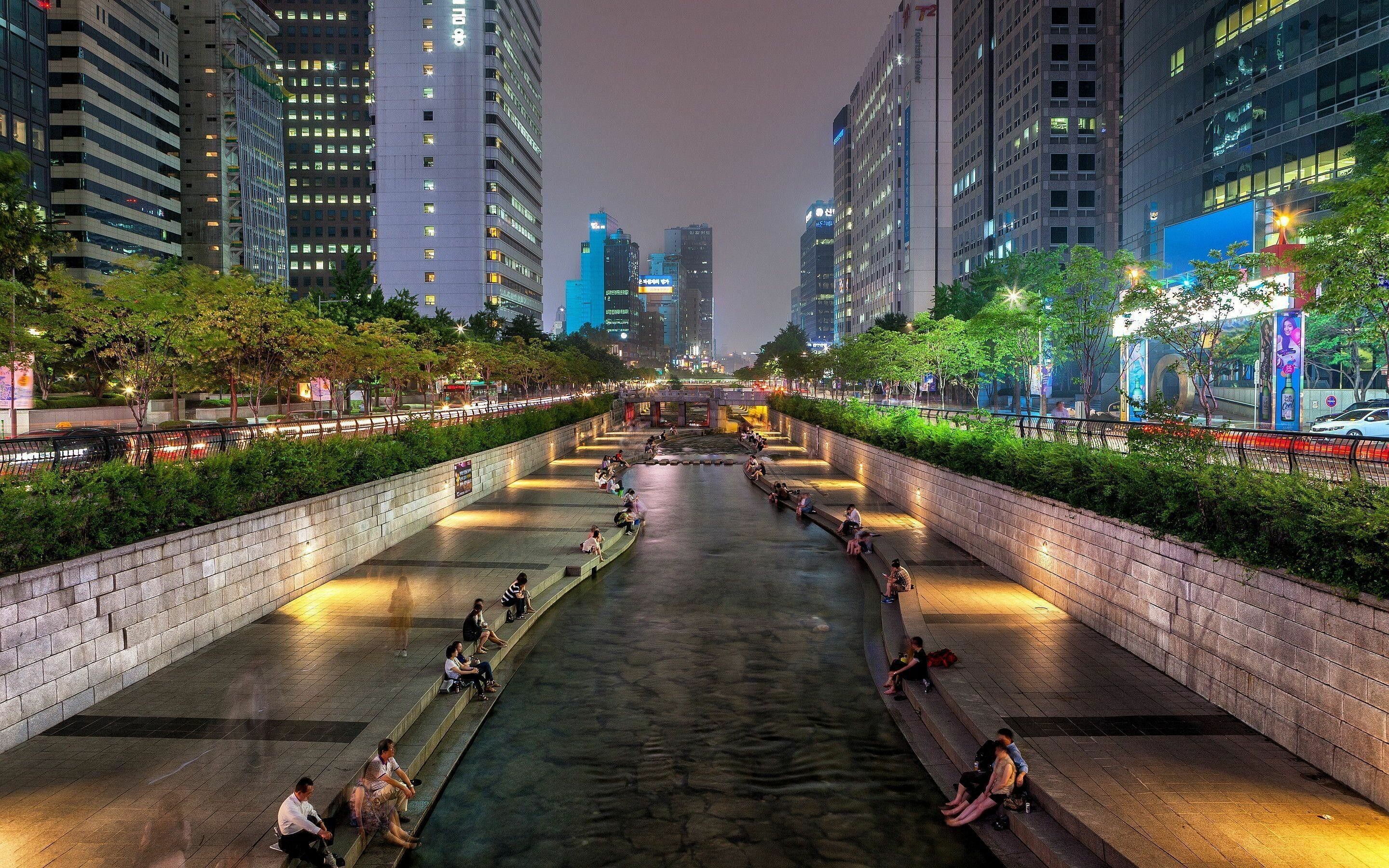 Korea: Cheonggyecheon, A 10.9-kilometer-long modern public recreation space in downtown Seoul. 2880x1800 HD Background.