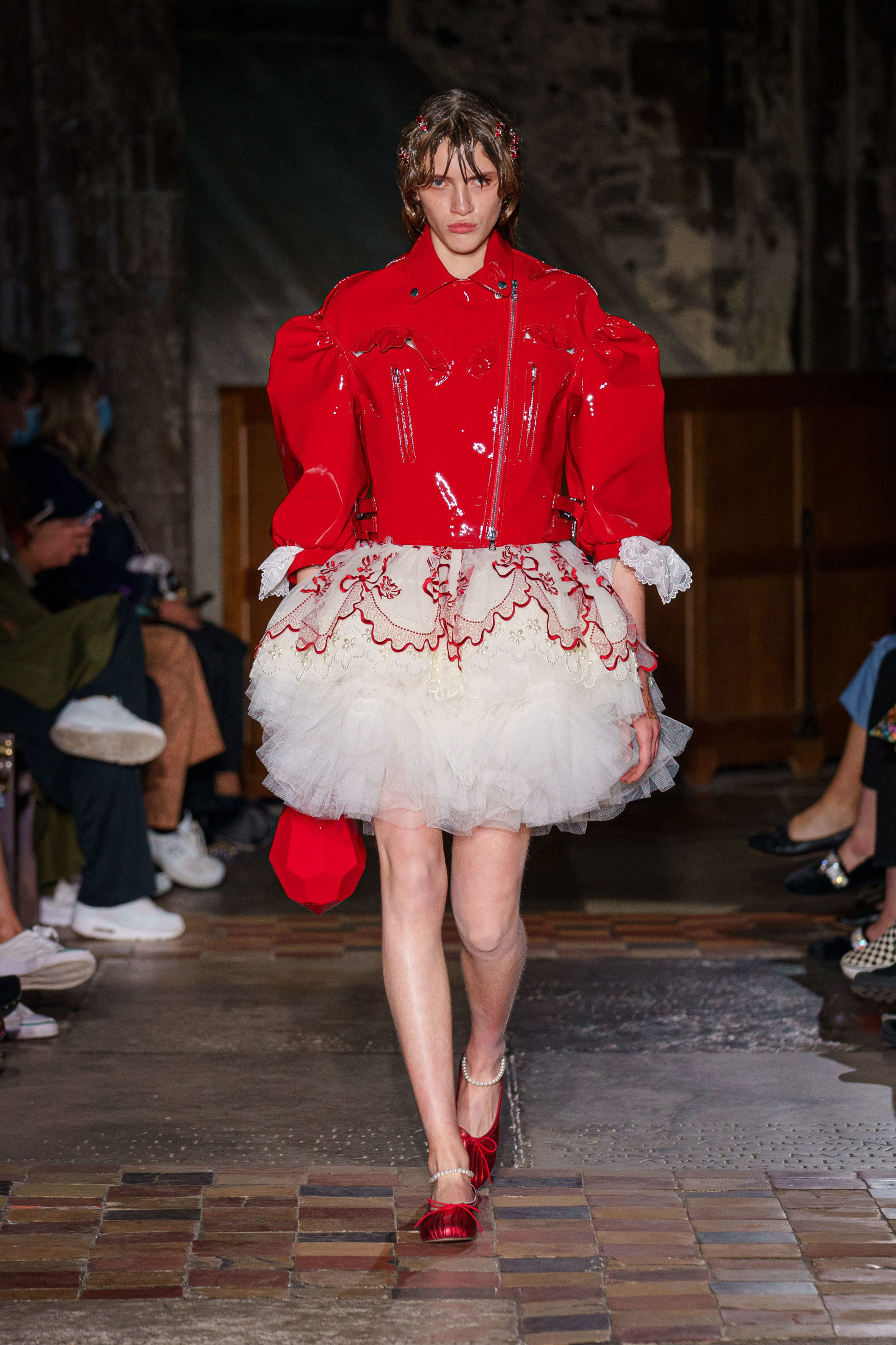 Simone Rocha: Debuted at London Fashion Week in September 2010. 1920x2880 HD Background.