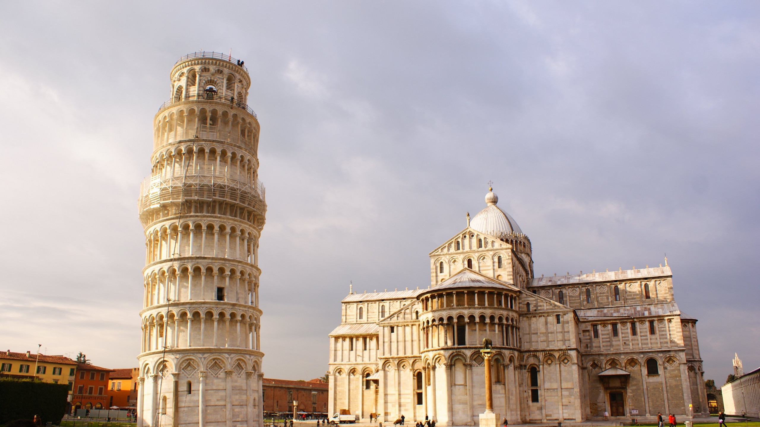 Leaning Tower of Pisa, Desktop wallpaper, Architectural beauty, Tower's grandeur, 2560x1440 HD Desktop