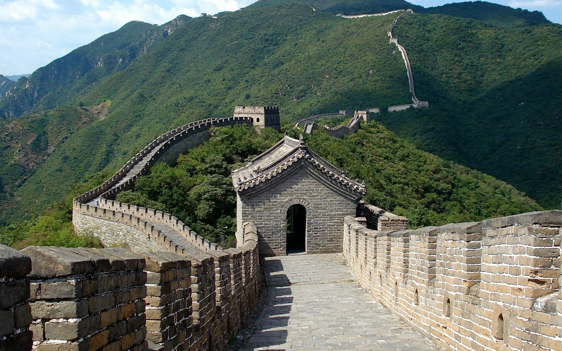 Great Wall of China: Includes different types of structures, including watchtowers, beacon towers, and fortresses. 1920x1200 HD Background.