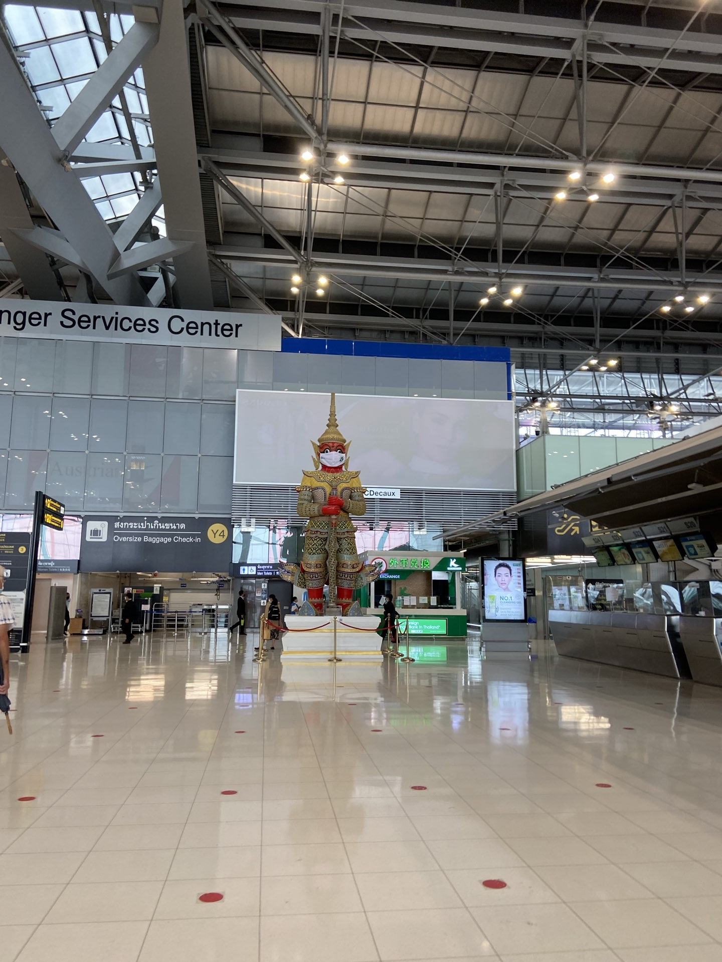 Sleeping in Bangkok, Suvarnabhumi Airport, 1440x1920 HD Handy