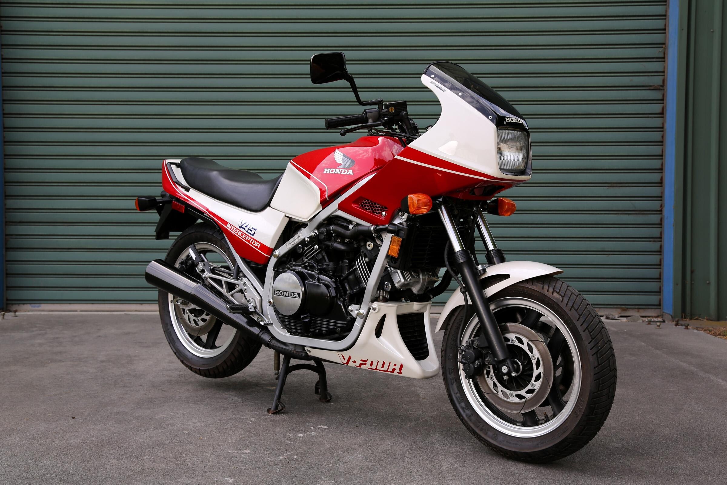 Honda VFR750F Interceptor, Classic bike, Smooth performance, Endless power, 2400x1600 HD Desktop