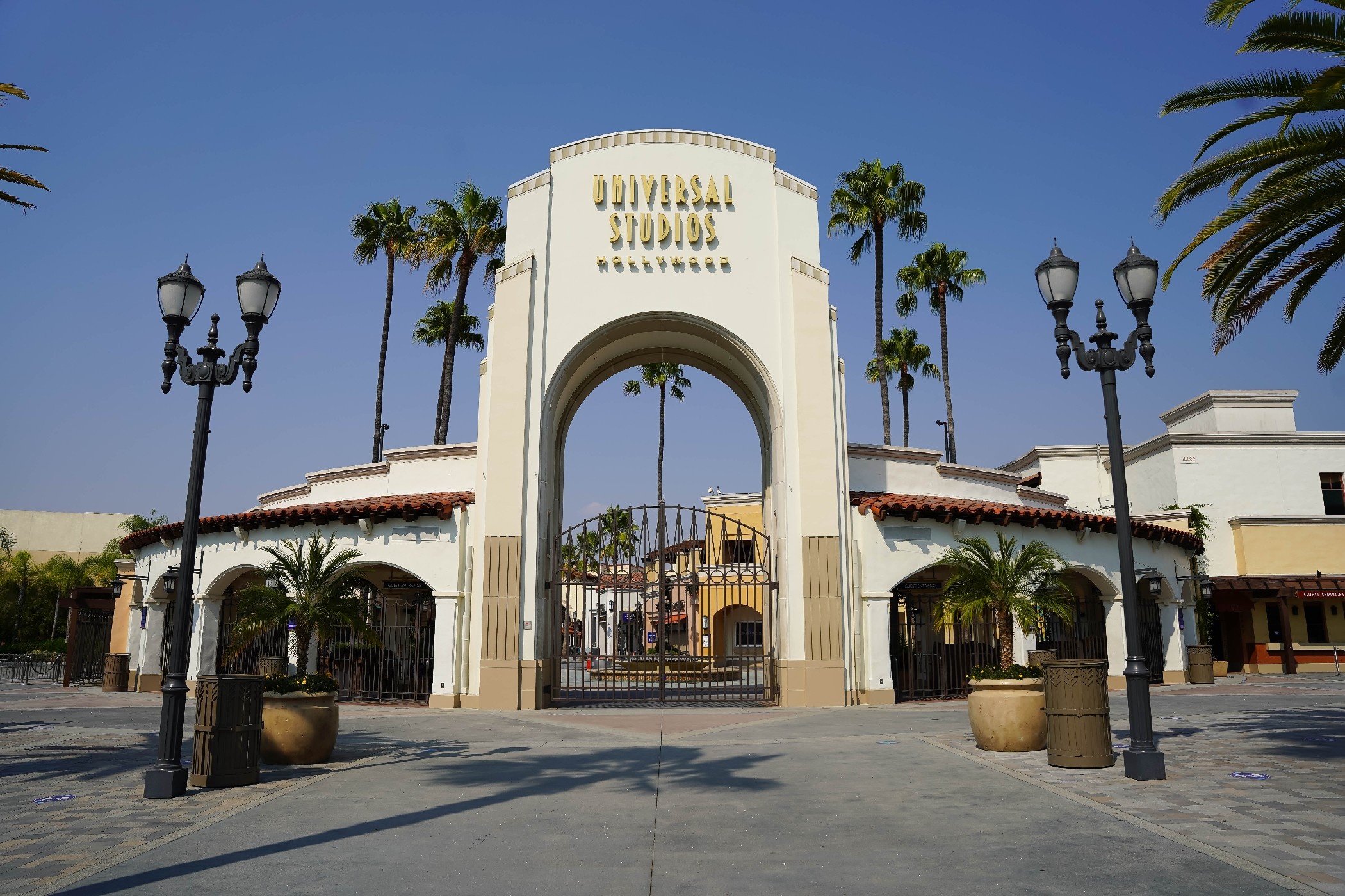 Universal Studios Hollywood, Reopening plans, Theme park comeback, April reopening, 2100x1400 HD Desktop