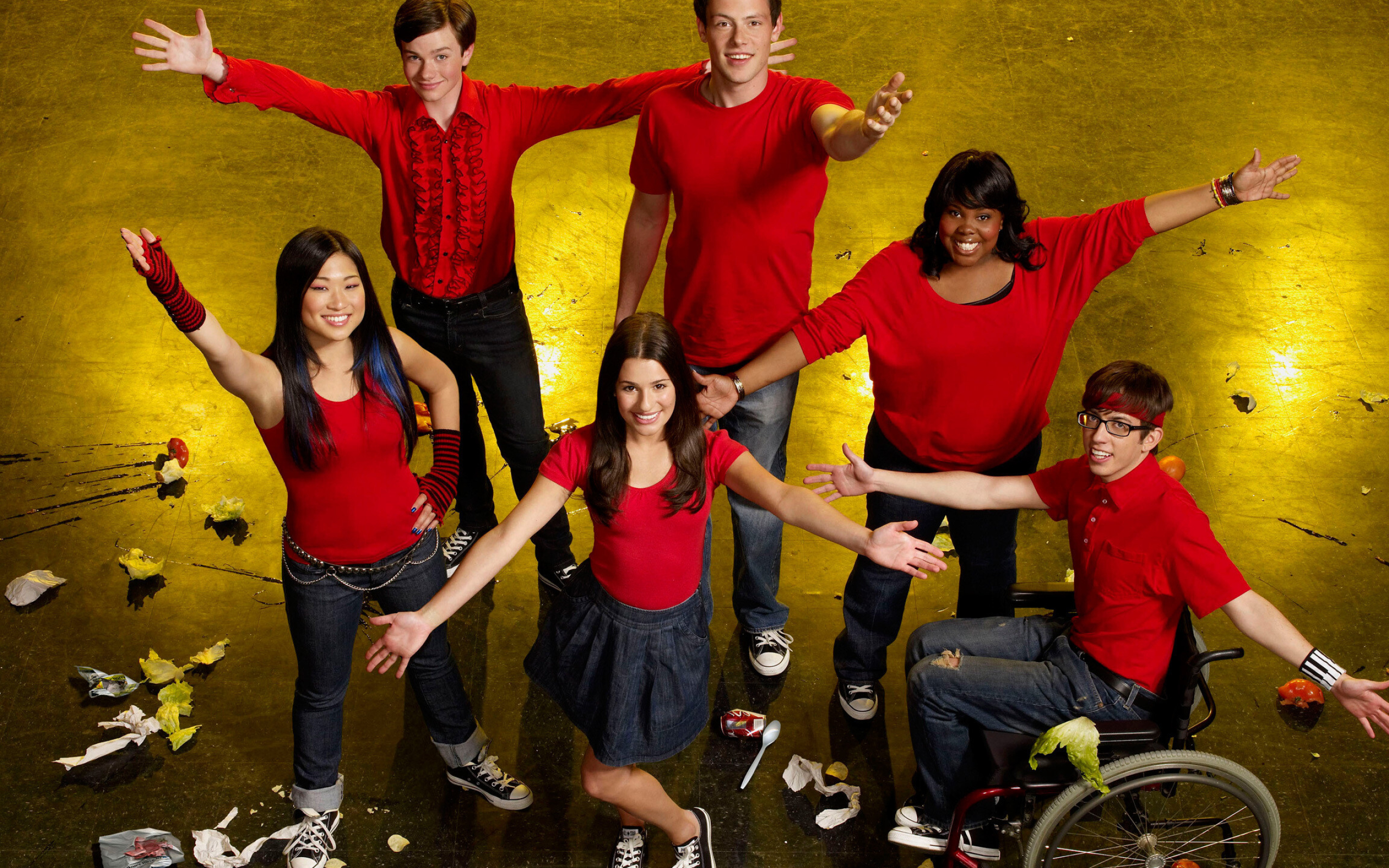 Glee (TV series): Chris Colfer as, Kurt Hummel, Amber Riley as Mercedes Jones, Jenna Ushkowitz as Tina Cohen-Chang. 2560x1600 HD Background.
