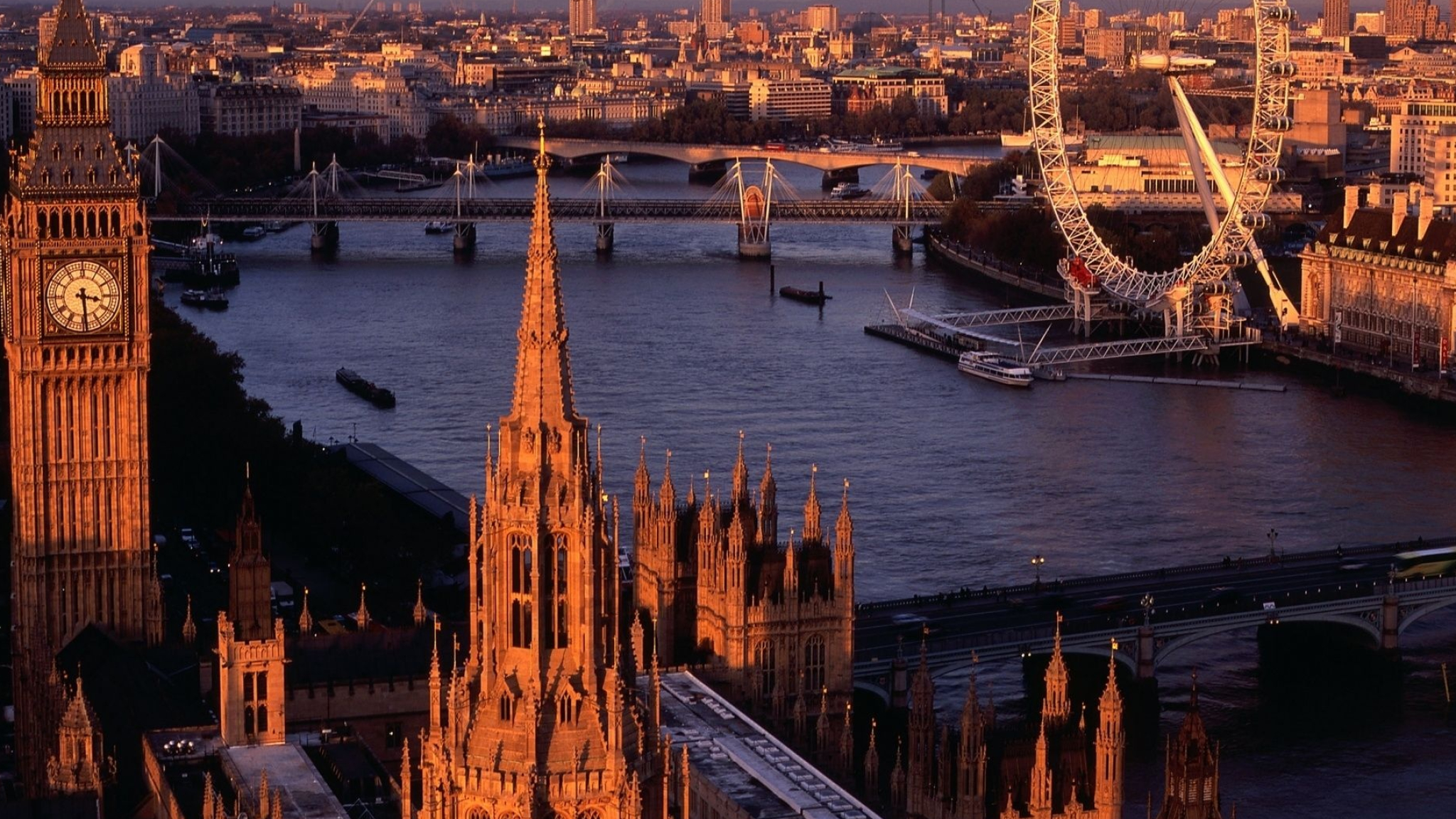 London: Situated on the banks of the River Thames. 2050x1160 HD Background.