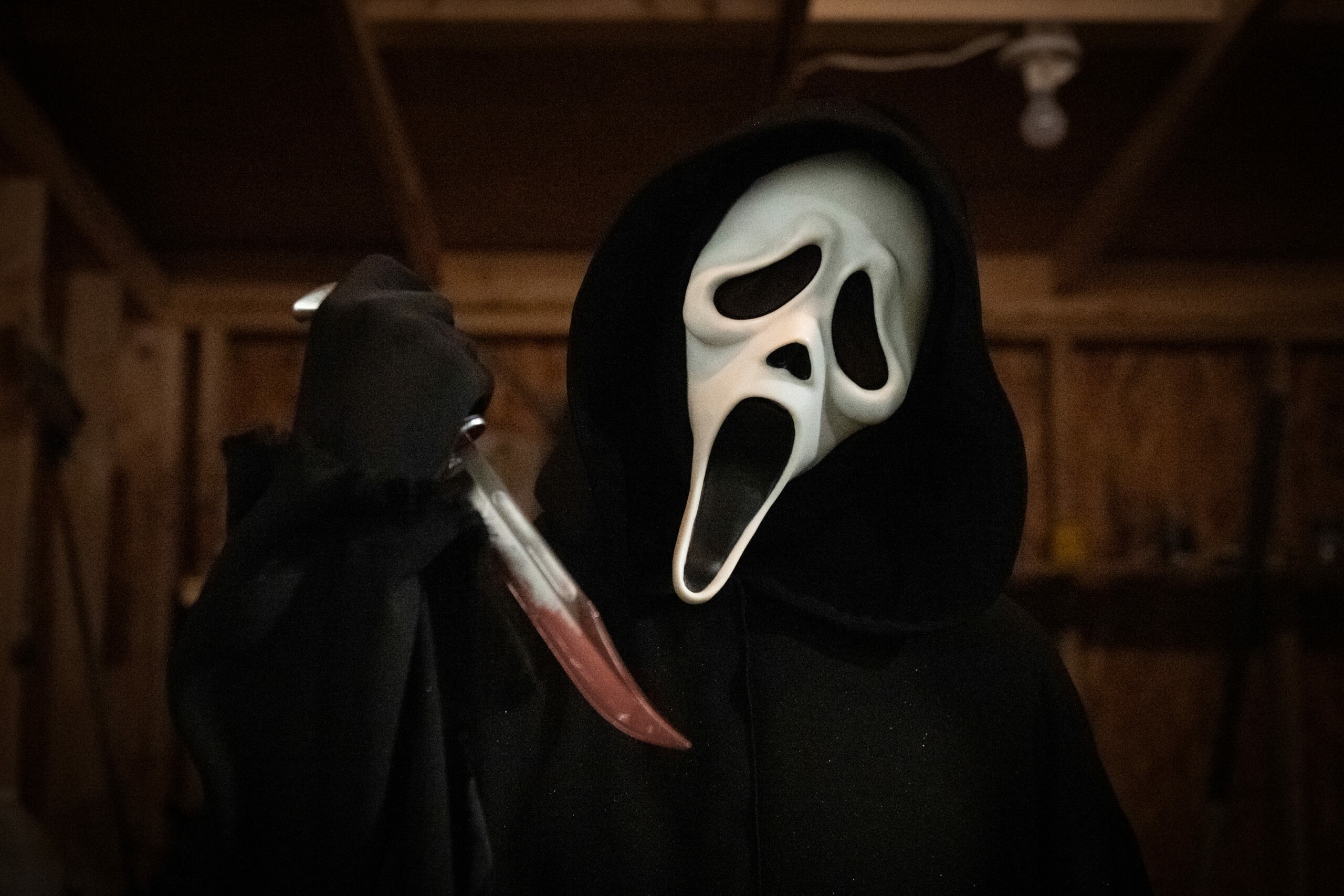 Scream (2022): Ghostface, The film is dedicated to Wes Craven at the beginning of the closing credits. 2560x1710 HD Background.