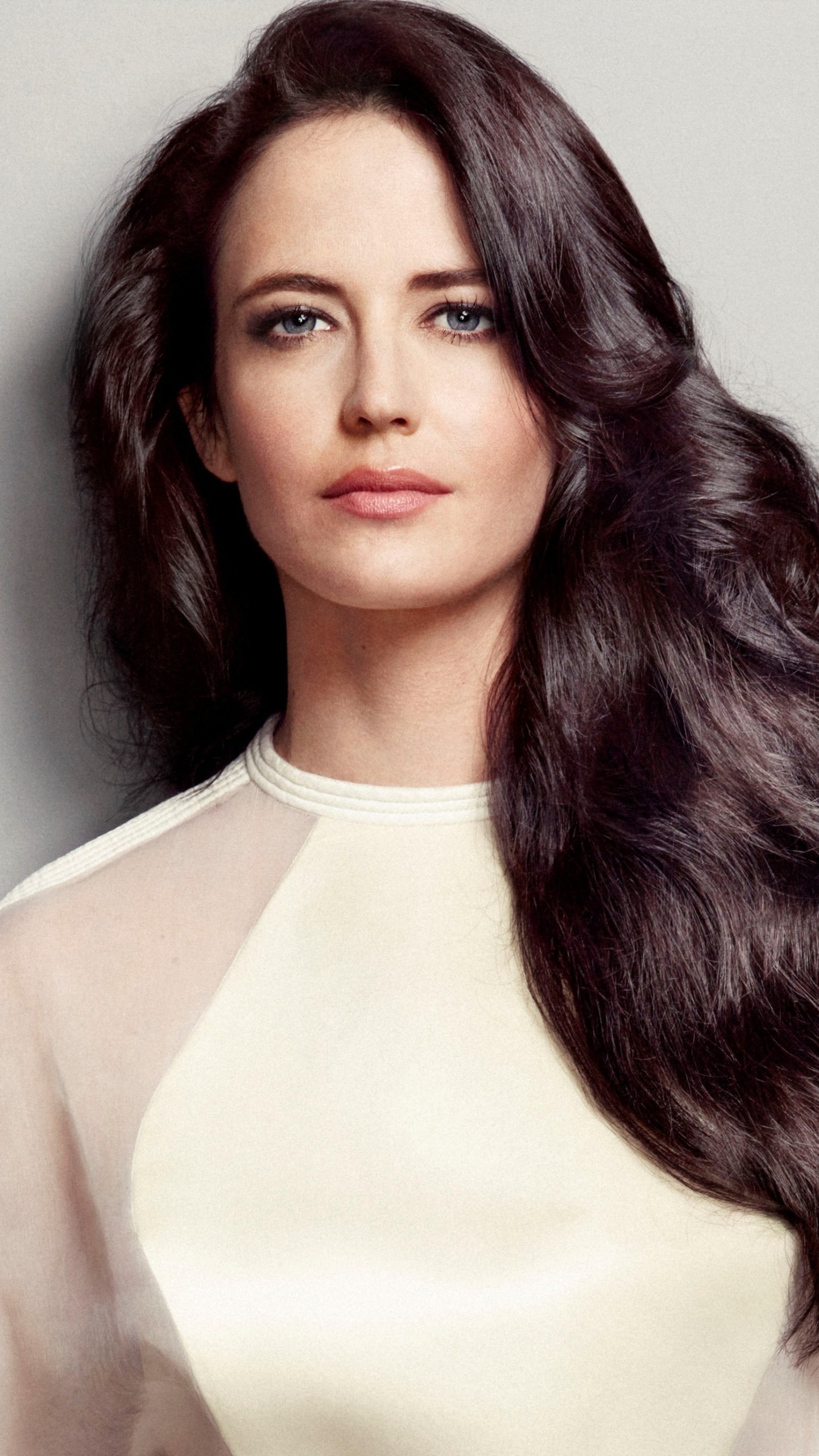 Eva Green: Was cast for the role of Vesper Lynd in the 2006 James Bond film Casino Royale. 1440x2560 HD Wallpaper.