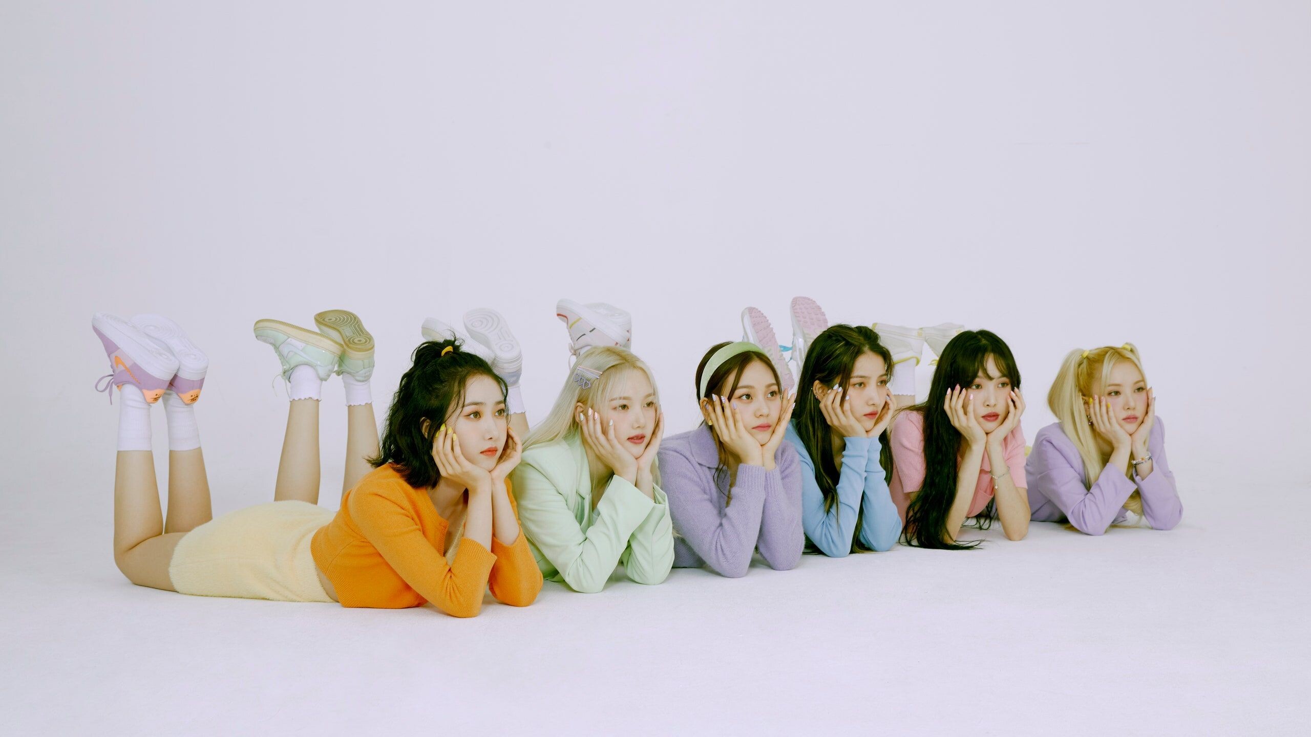 GFriend: Sowon, Yerin, Eunha, Yuju, SinB, Umji, Hwang Eun-bi, Jung Ye-rin, Jung Eun-bi, Choi Yu-na, Kim Ye-won. 2560x1440 HD Wallpaper.