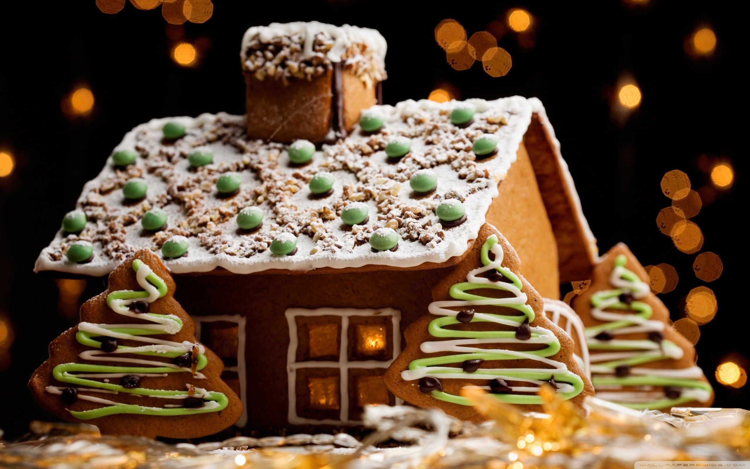 Gingerbread House: Edible components, Intricately piped icing decorations, Structures made of gingerbread. 2560x1600 HD Background.