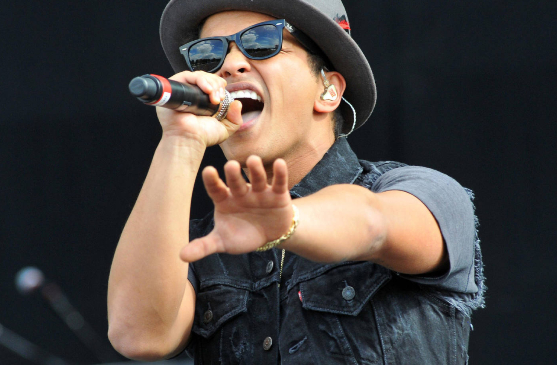 Bruno Mars wallpapers, High-quality images, Stylish backgrounds, Free download, 1920x1260 HD Desktop