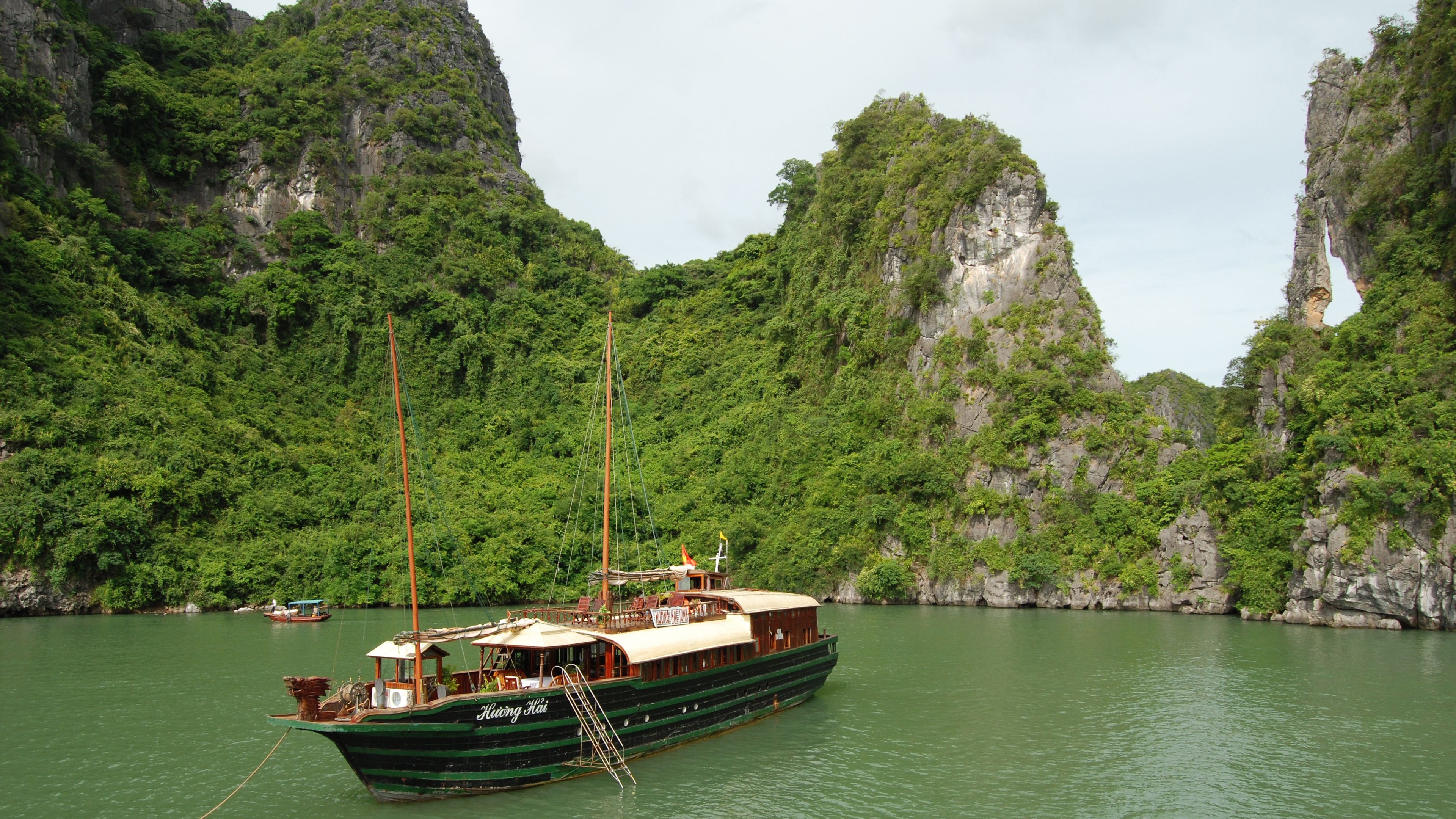 Ha Long Bay, Vietnamese gem, UNESCO World Heritage, Limestone karsts, 3840x2160 4K Desktop
