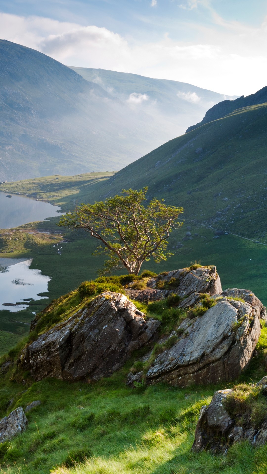 Snowdonia National Park, Llyn Idwal lake, Pen yr Ole Wen, Windows 10 spotlight images, 1080x1920 Full HD Phone