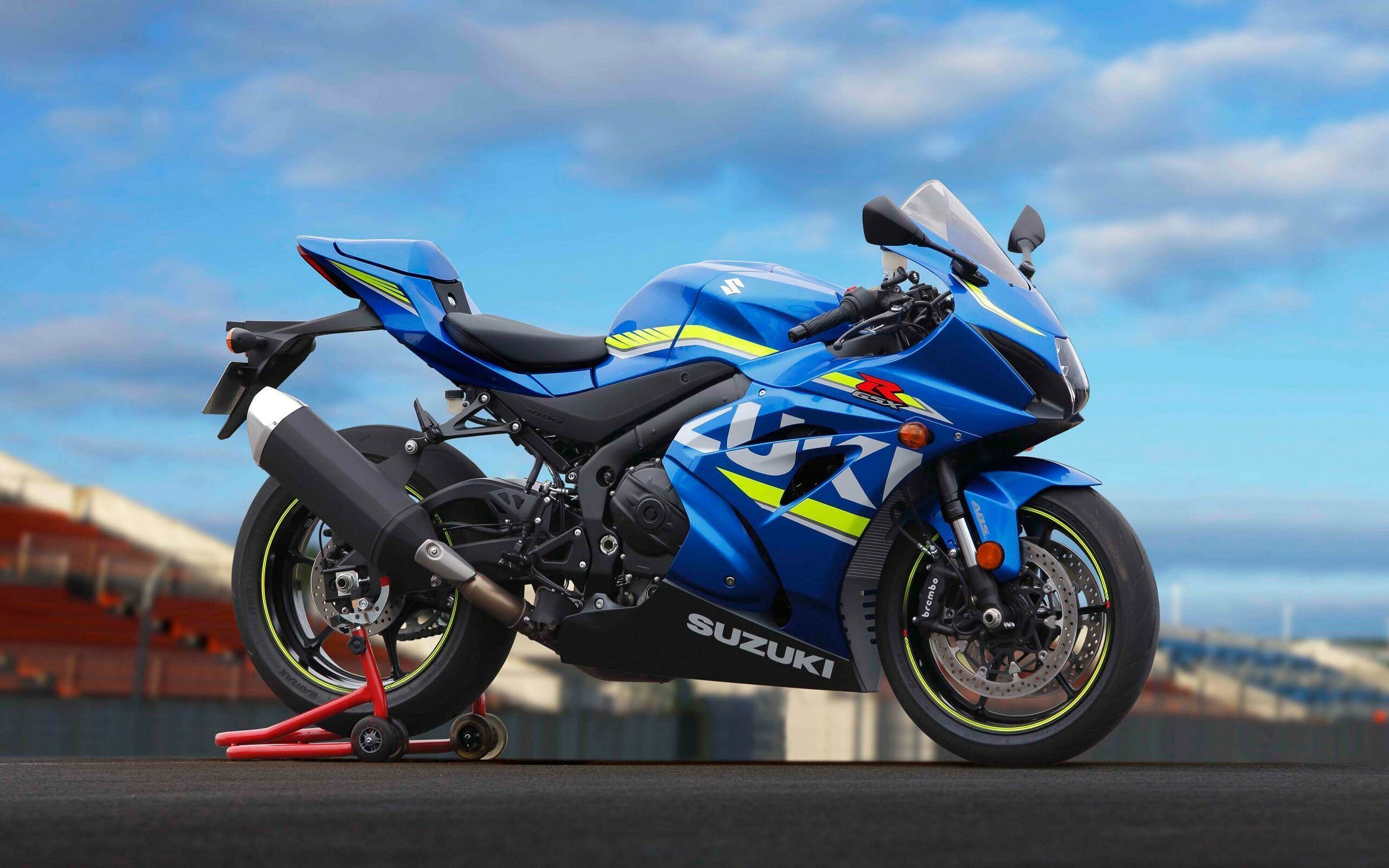 GSX-R: Suzuki Gixxer 1000, introduced in 2001 to replace the 1100 model. 2560x1600 HD Background.