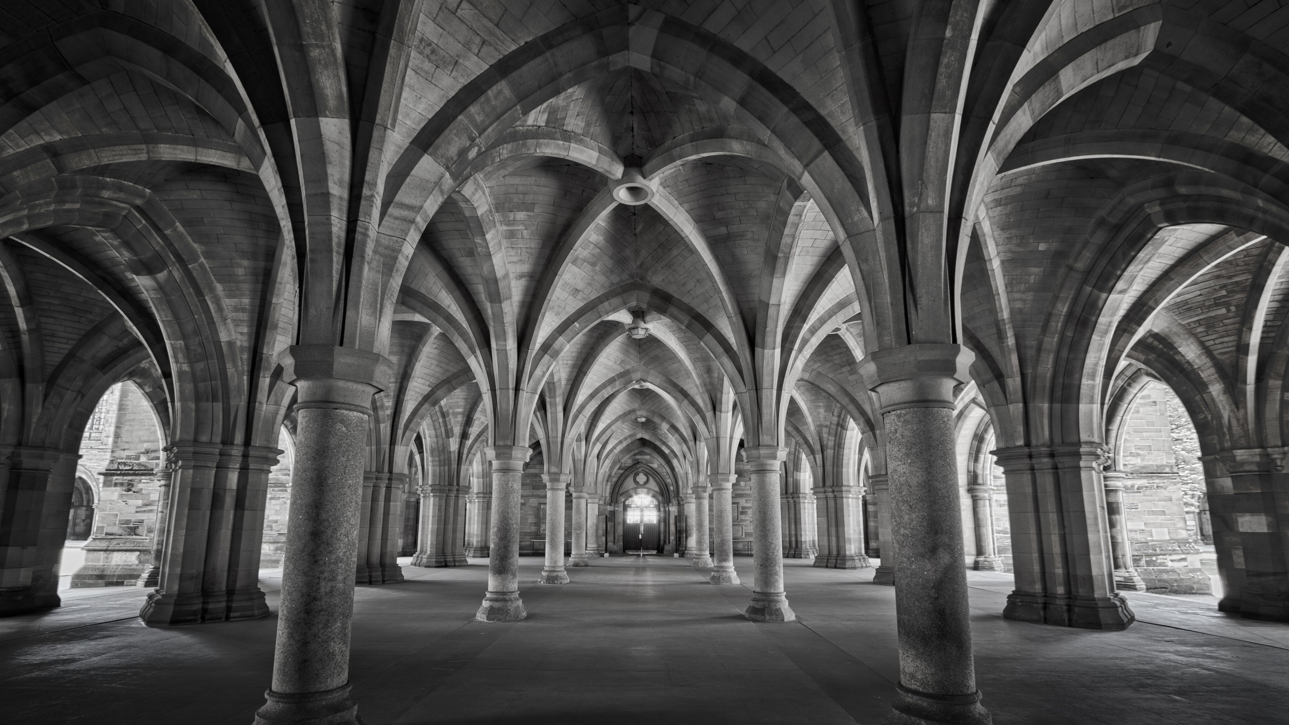Gothic Architecture: Building, Scotland, Symmetry, Columns, Arches, Pillars, UK, Arcades, Cathedral, Monastery, University of Glasgow, Abbey, Monochrome. 2560x1440 HD Background.