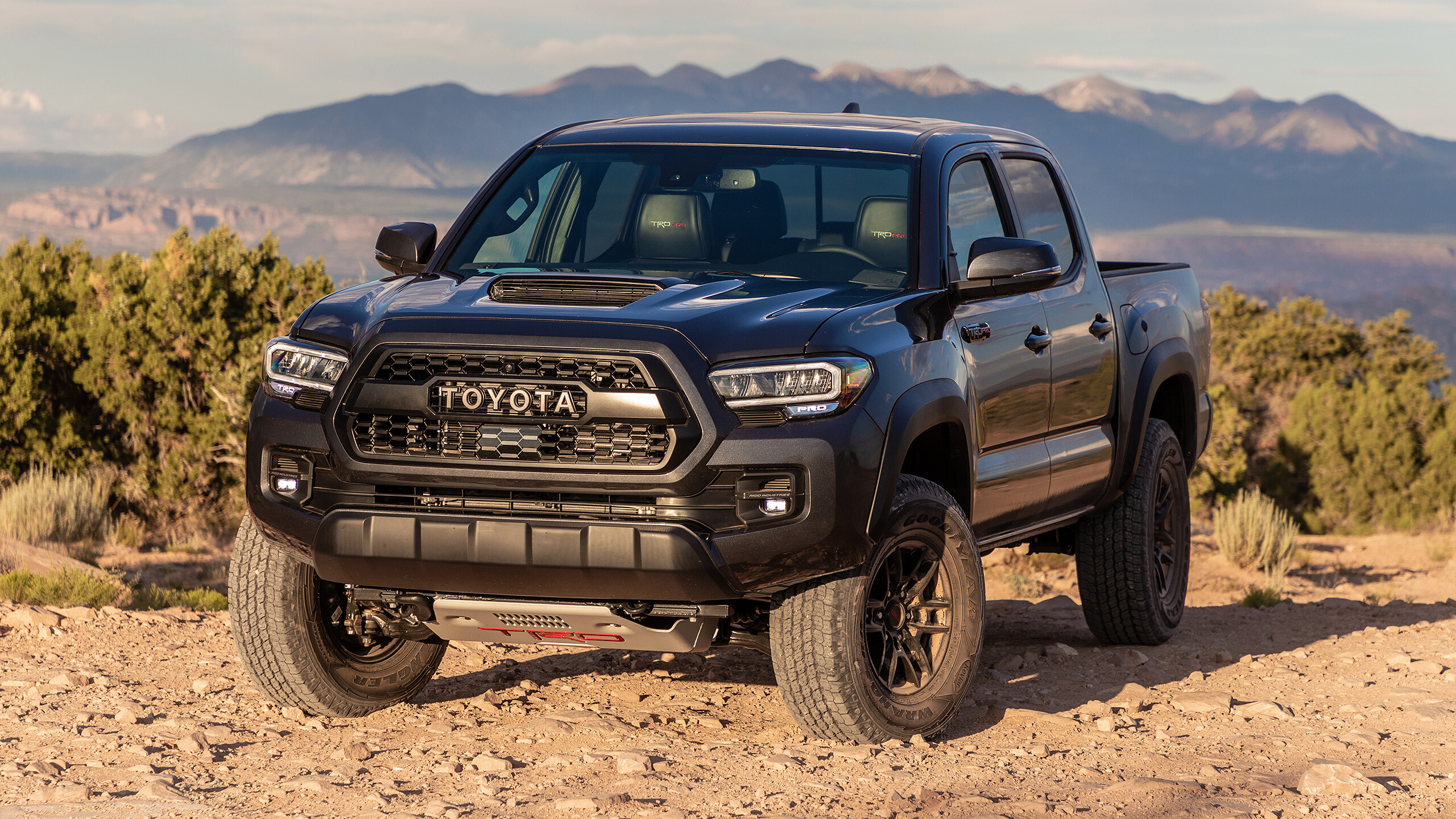 Toyota Tacoma: An S-Runner trim package was unveiled in October 2000. 2560x1440 HD Background.