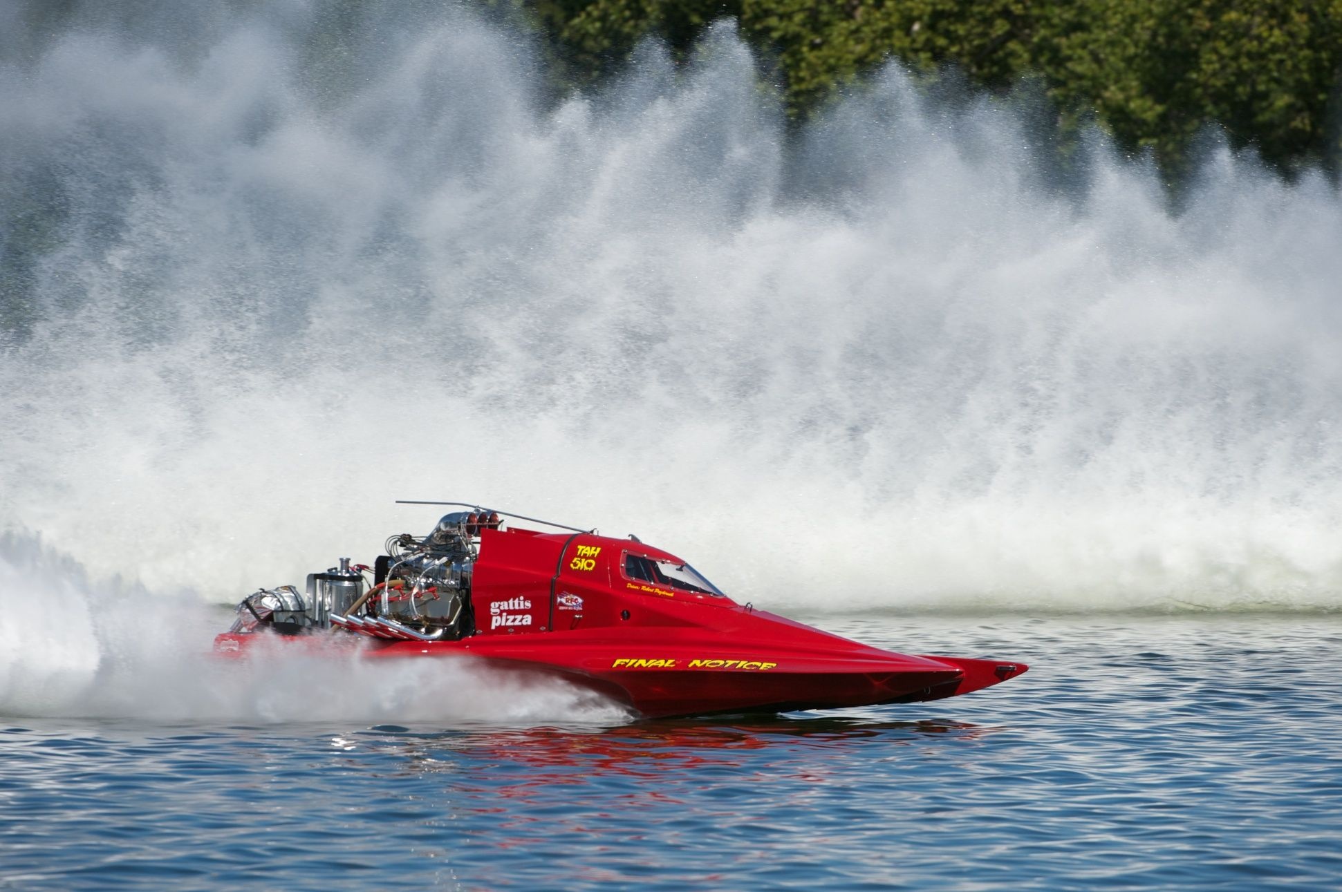 Hydroplane: Boat that can glide along the surface of water at high speeds. 1950x1300 HD Wallpaper.