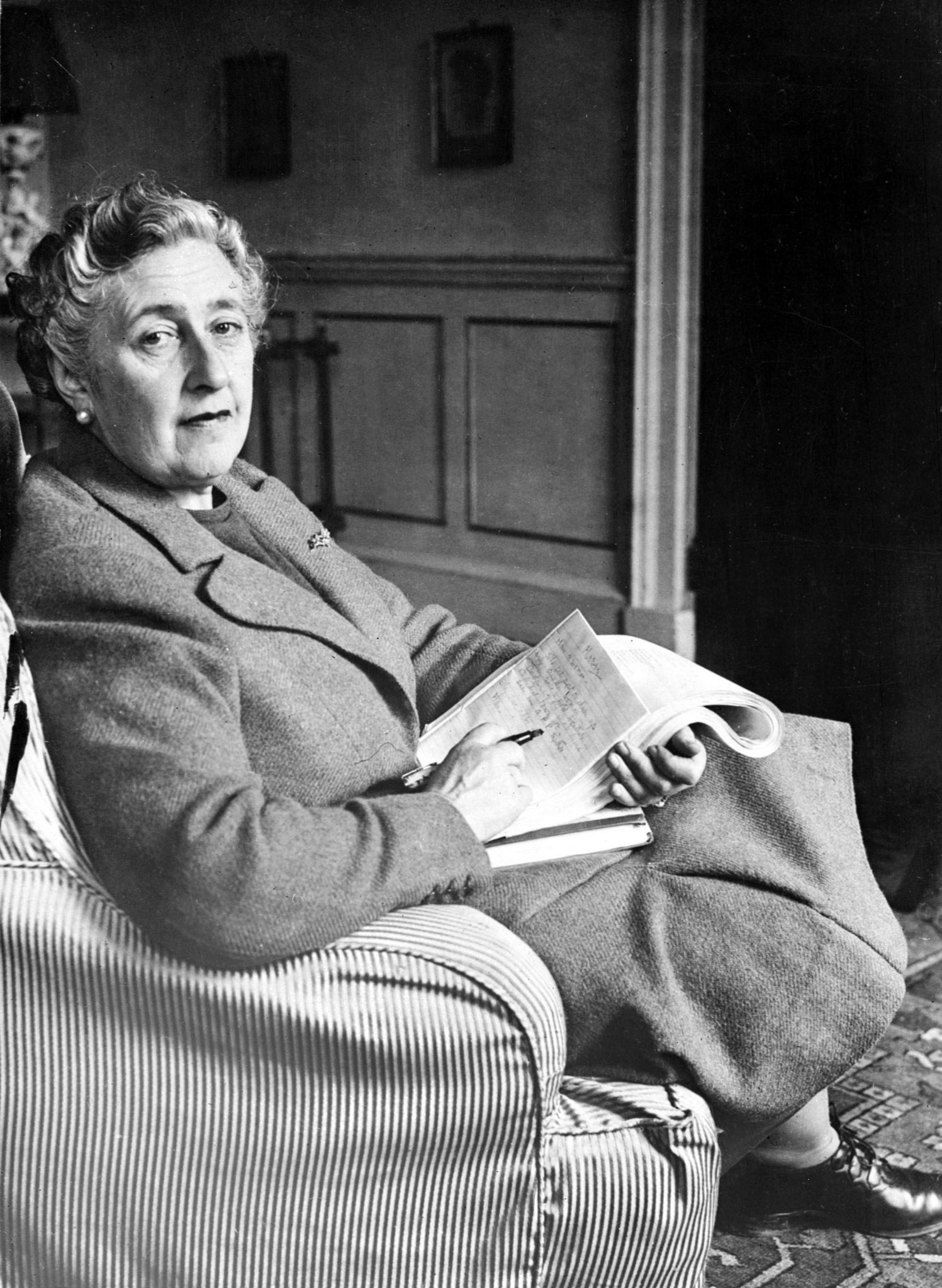 Agatha Christie, Christie's writing style, Daily Tagesspiegel, Christie interview, 2050x2800 HD Handy
