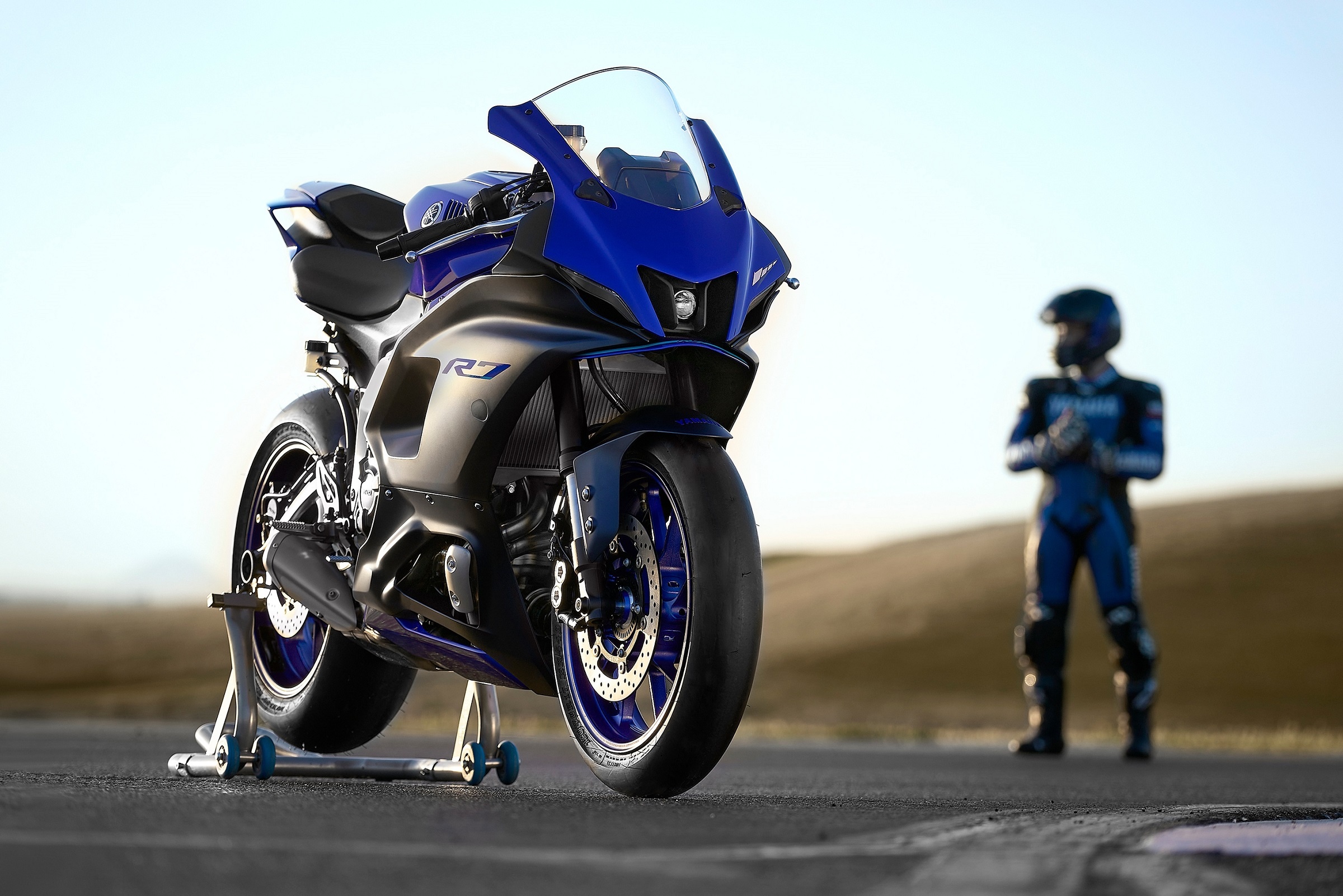 Yamaha YZF-R7, 2022, Arena motosikal, 2400x1610 HD Desktop