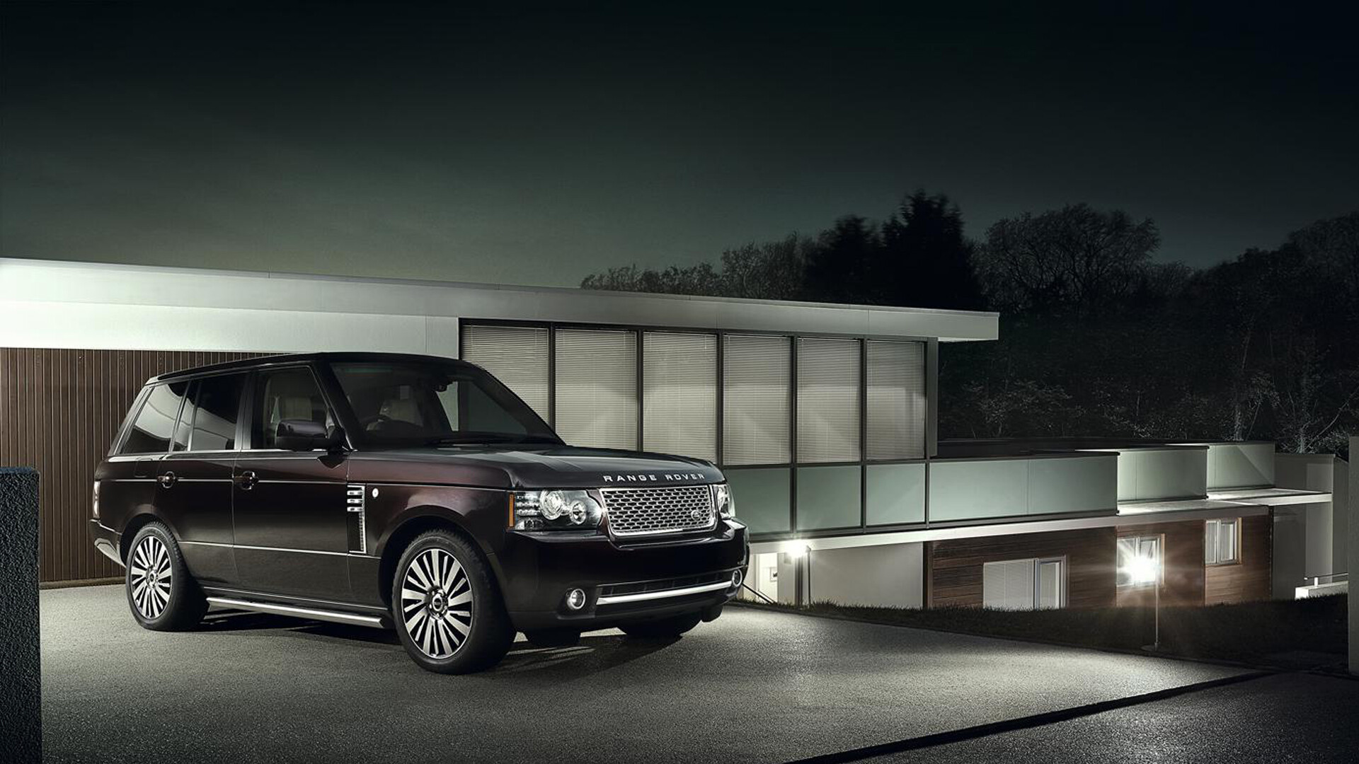 Range Rover: The second-generation was the last to use the Rover V8 and interior leather supplied by Connolly. 1920x1080 Full HD Wallpaper.