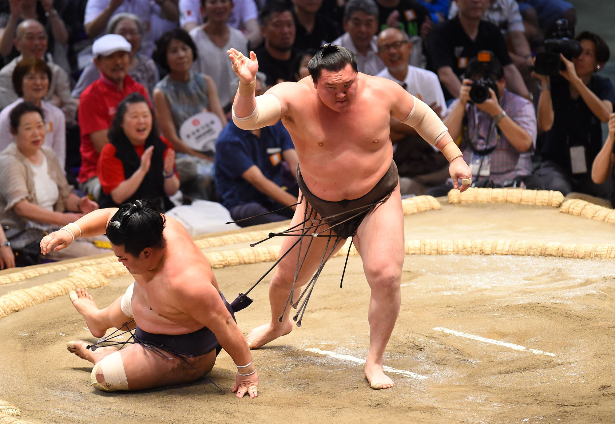 Sumo: Kakuryo Rikisaburo vs. Hakuho Sho, A ceremonial tournament at Yasukuni Shrine. 2000x1380 HD Background.