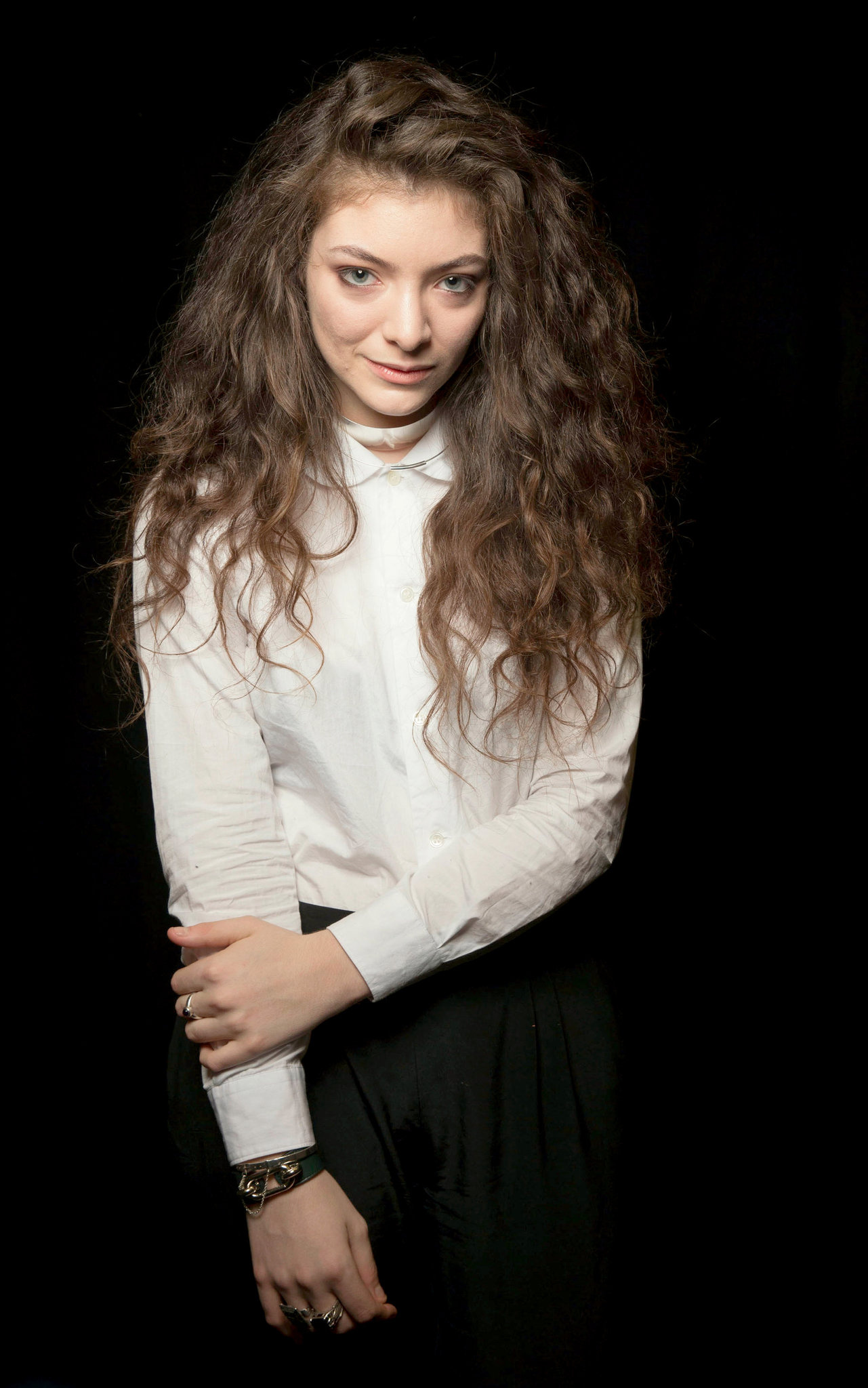 Lorde's music, Class-conscious, The New York Times, Defying stereotypes, 1290x2050 HD Phone