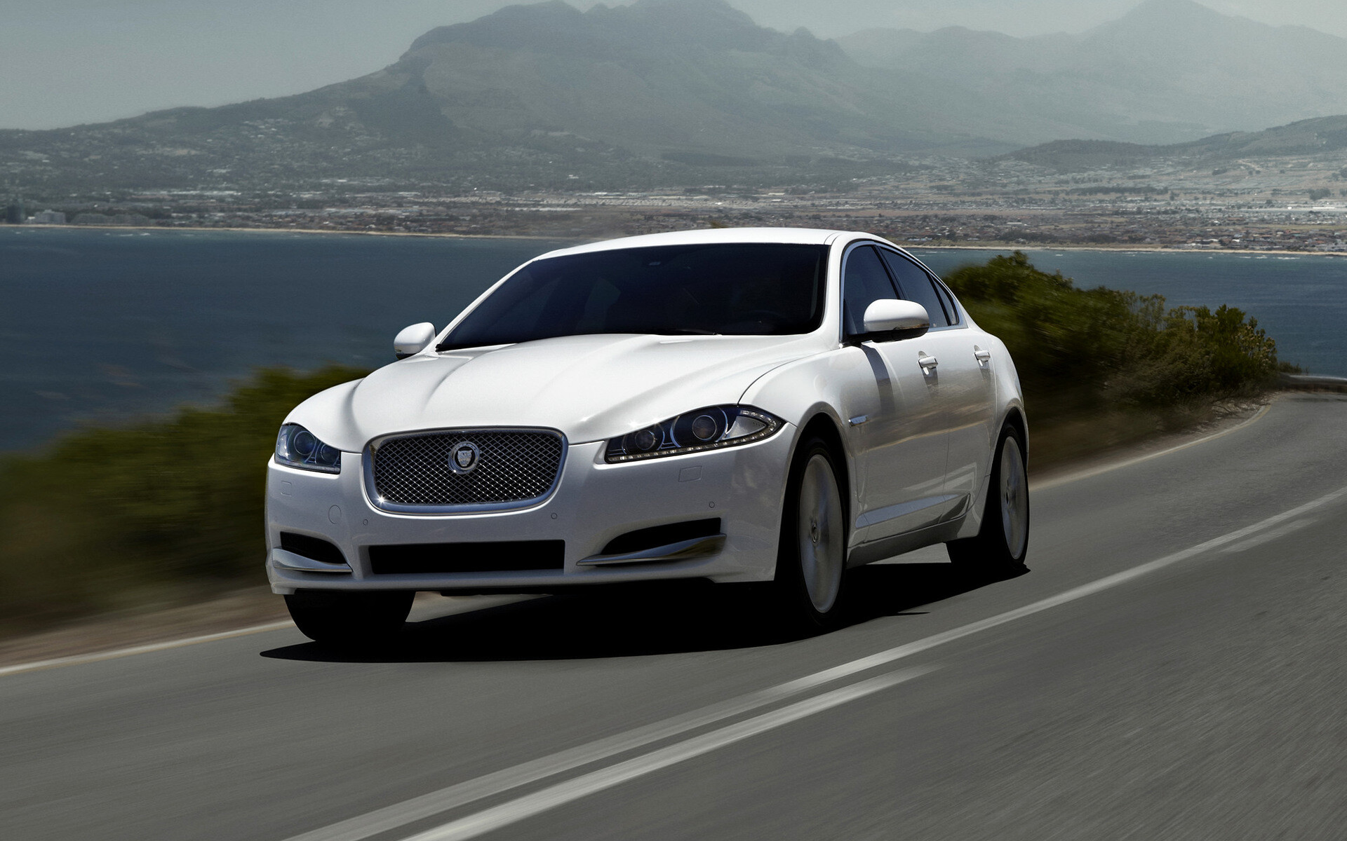Jaguar Cars: A mid-size executive car introduced in 2008 to replace the S-Type, XF. 1920x1200 HD Wallpaper.