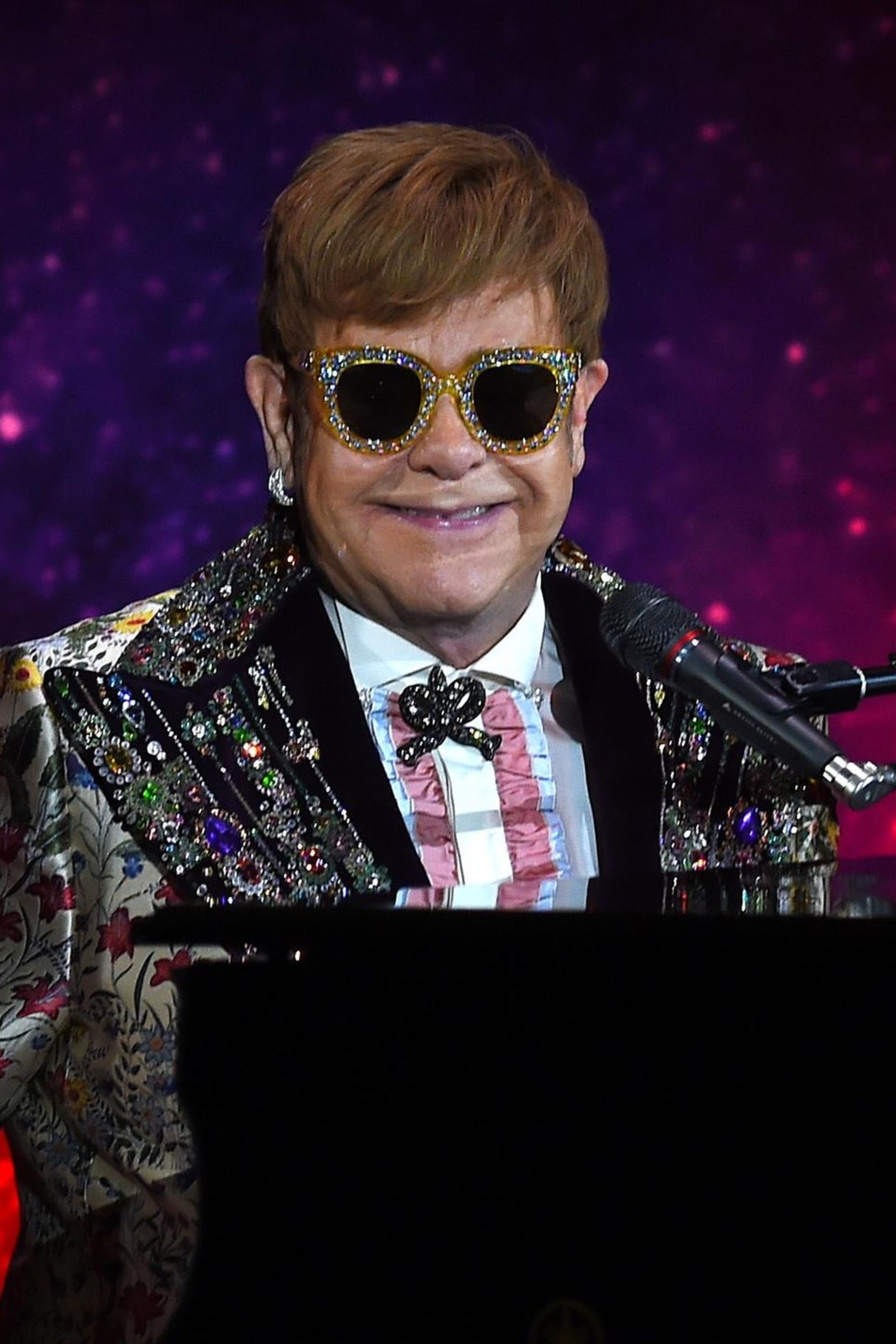 Elton John, Joyful serenade, Royal wedding tribute, Harry and Meghan, 1440x2160 HD Handy