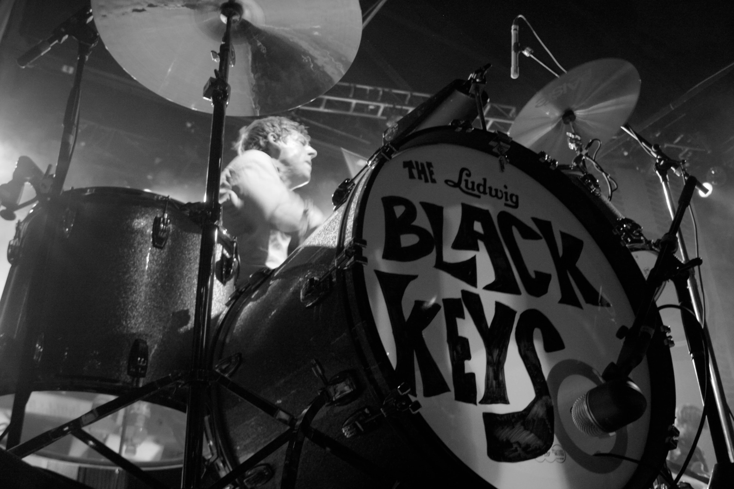 The Black Keys HD wallpapers and backgrounds, High-quality visuals, Immersive experience, Appreciating the band's artistry, 3000x2000 HD Desktop