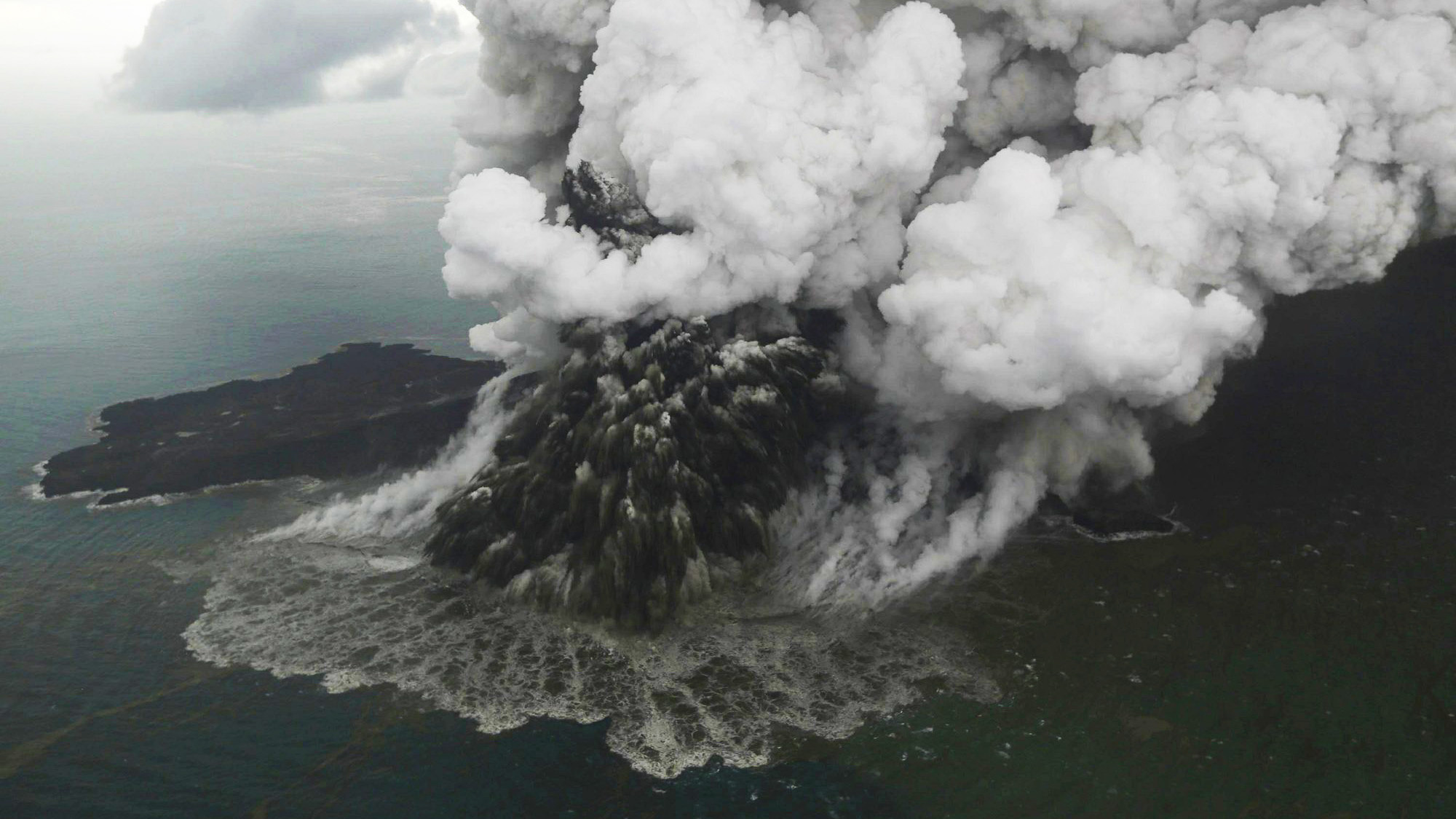 Krakatoa Volcano Travels, How do volcanic eruptions, Trigger tsunamis CGTN, 2000x1130 HD Desktop