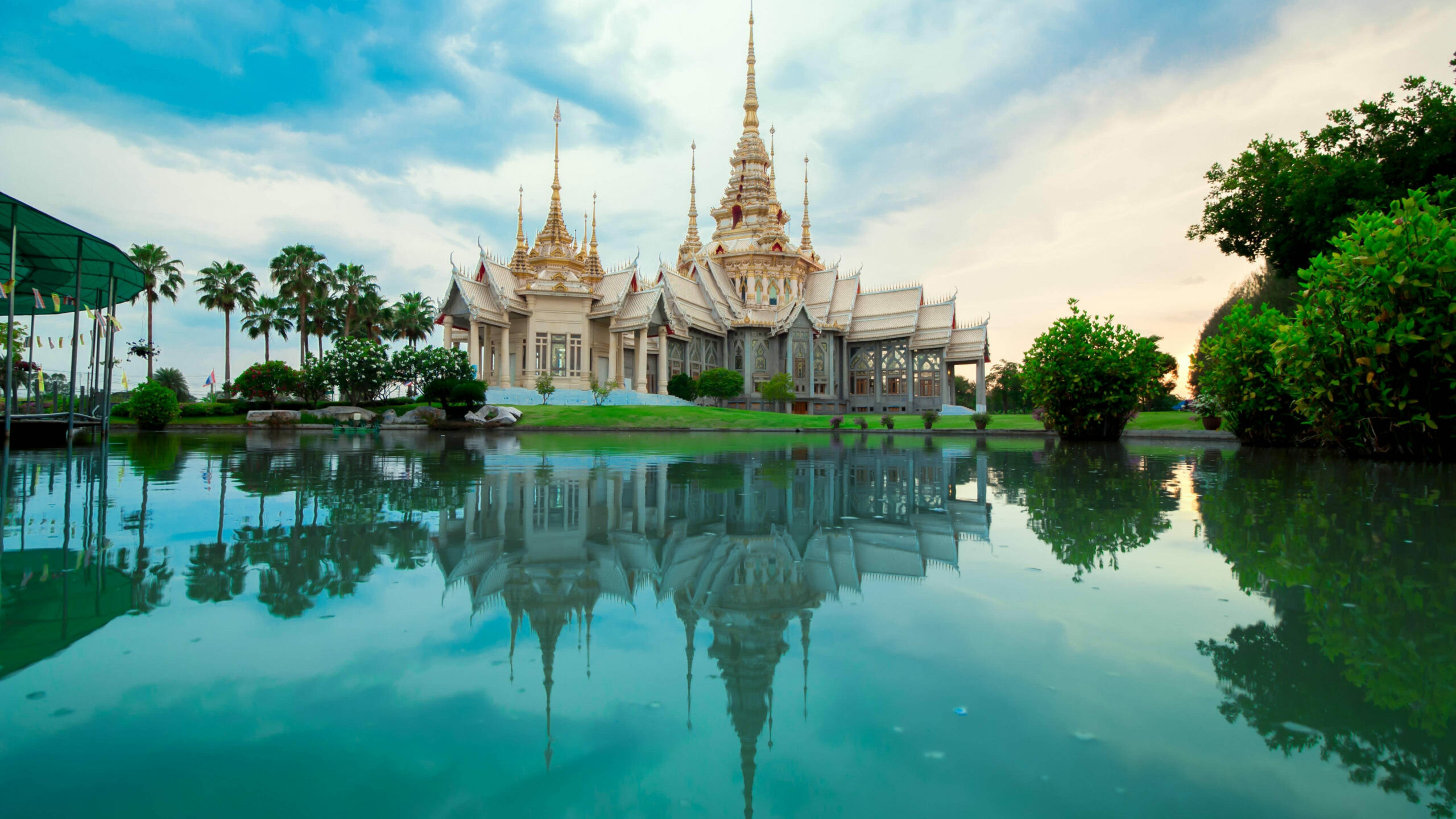 Thailand: Wat Mahawiharn Buddhist Temple In Mittraphap, Architecture. 2560x1440 HD Wallpaper.