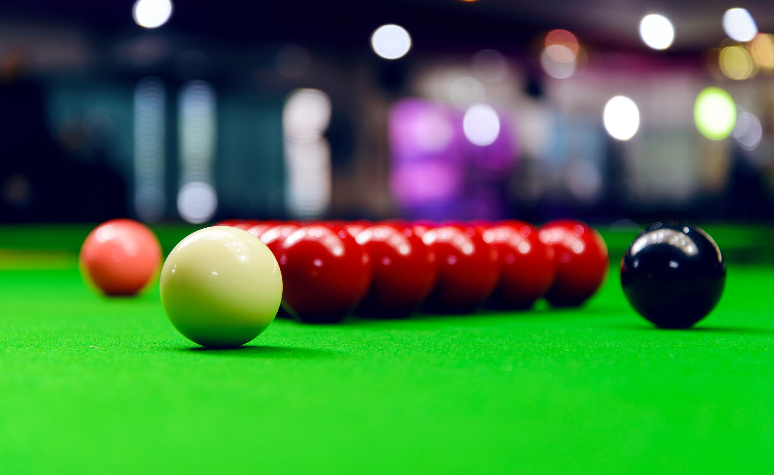 Snooker: A cue sports style that has been first played by British Army officers in India in the second half of the 19th century. 2560x1580 HD Background.