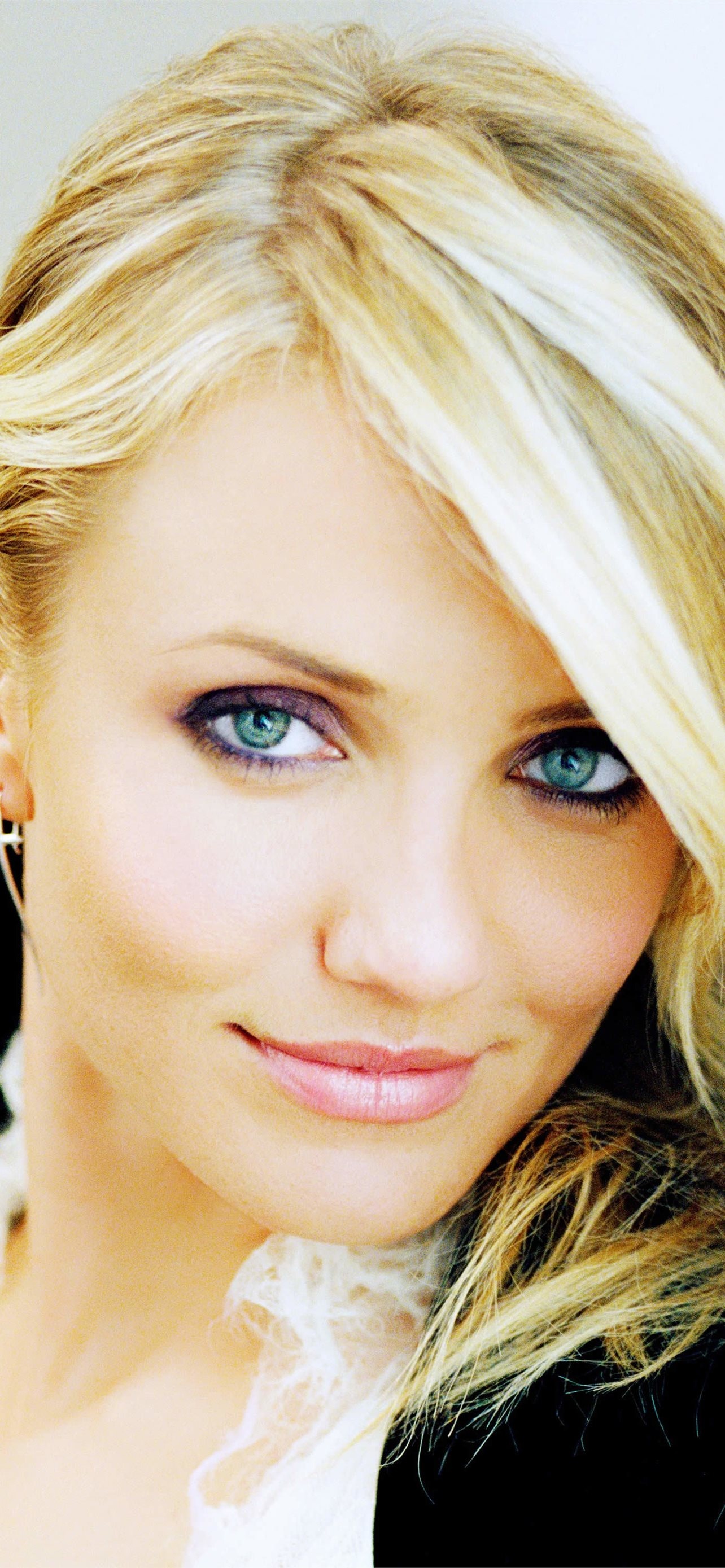 Cameron Diaz: Appeared as Amanda Woods in a 2006 romantic comedy film, The Holiday. 1290x2780 HD Background.
